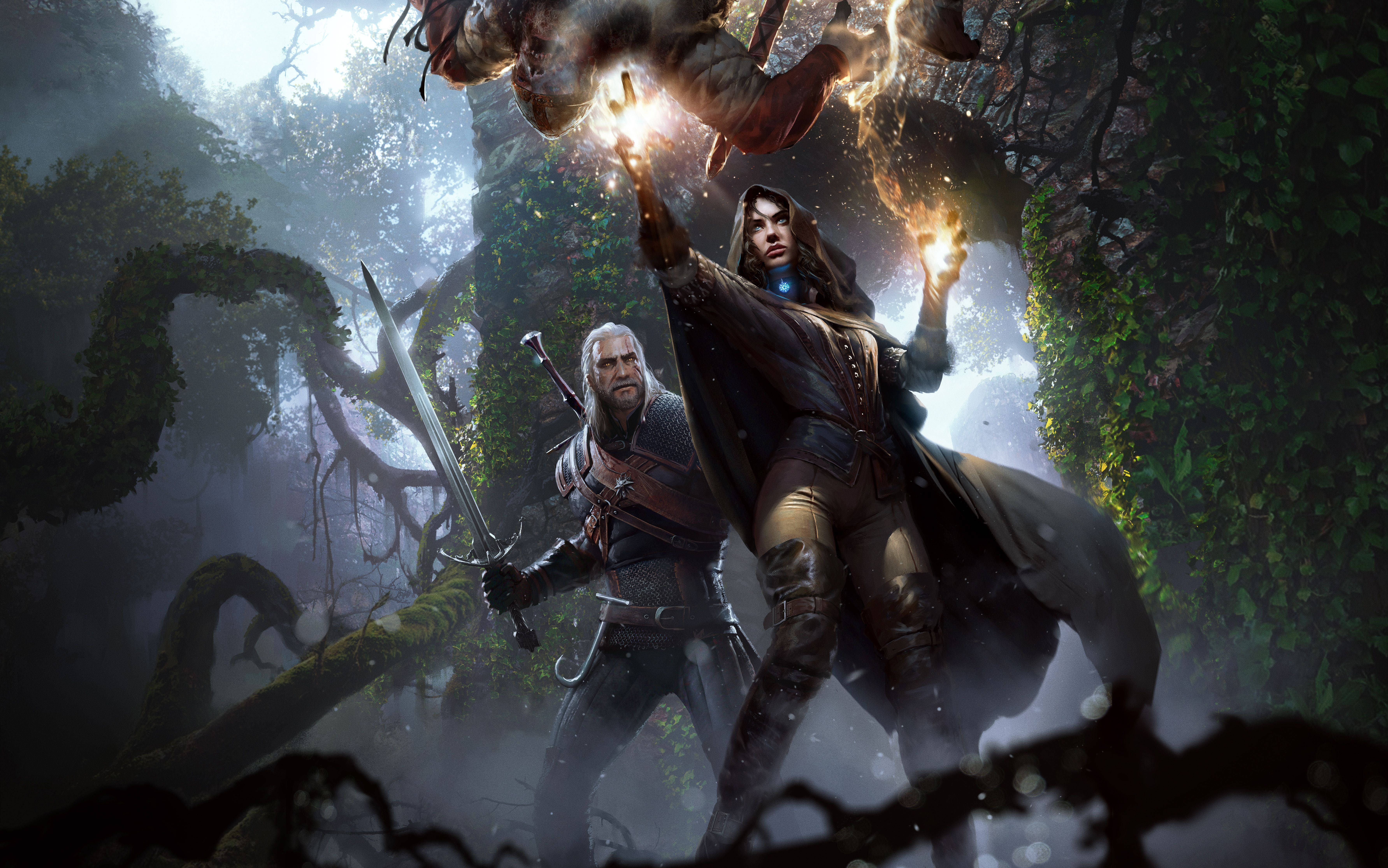 witcher 4K 桌布 壁紙 — 兩名戰士在迷霧籠罩的魔法森林中，與發光的魔法和扭曲的樹木之間，與一隻怪獸戰鬥。