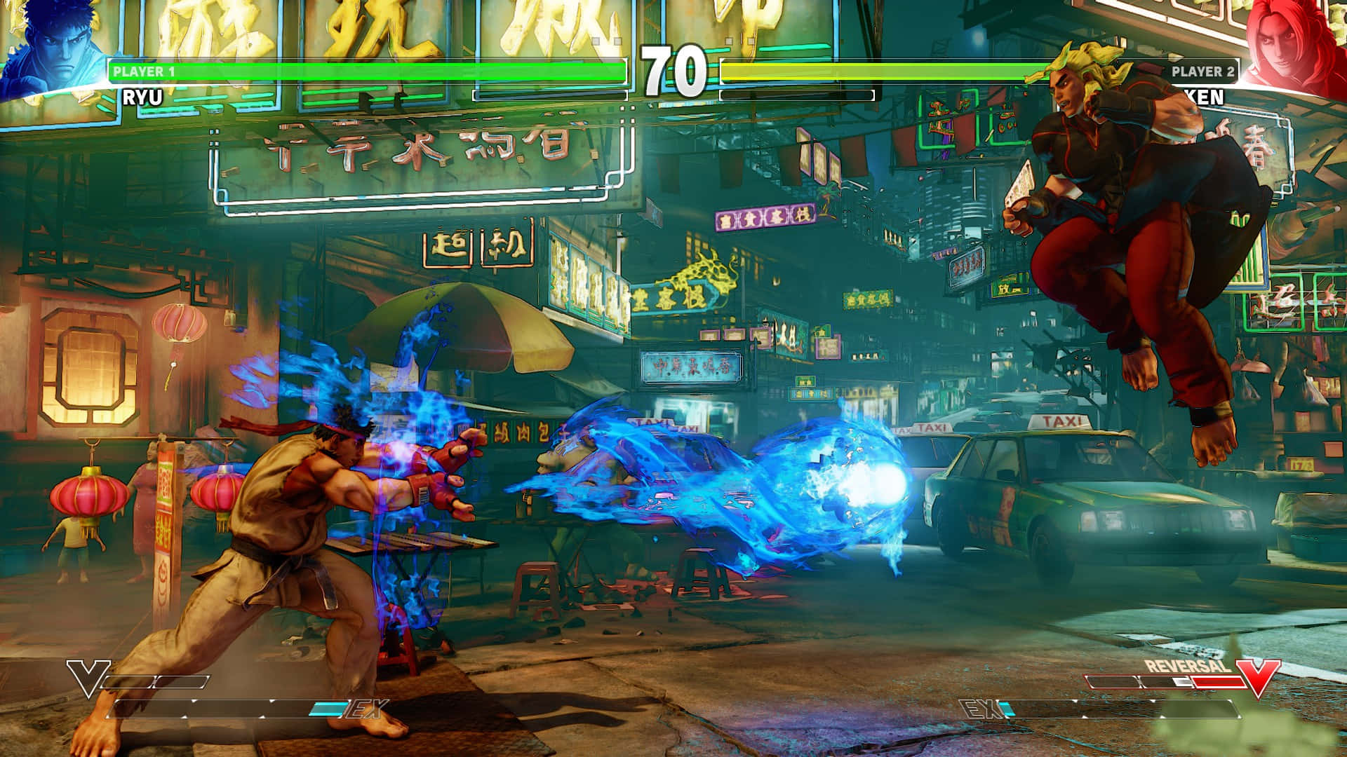 Fighting Games 桌布 壁紙 — 兩名戰士在霓虹燈照亮的城市小巷中碰撞，帶有發光藍色能量效果和日本標誌。