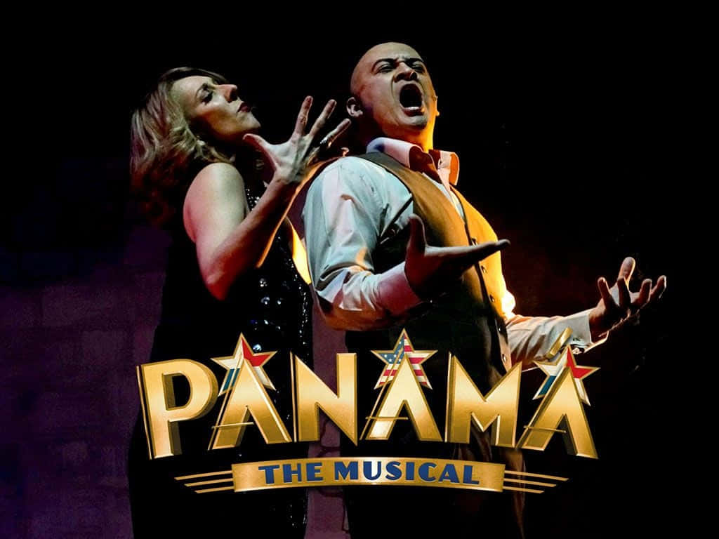 Musical 桌布 壁紙 — 兩名戲劇表演者在舞台燈光下擺出戲劇性姿勢，並帶有「Panama The Musical」標題。