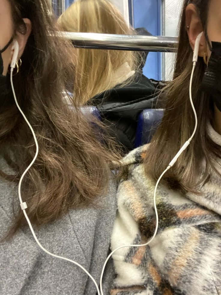 兩名戴口罩的女性在火車上 壁紙