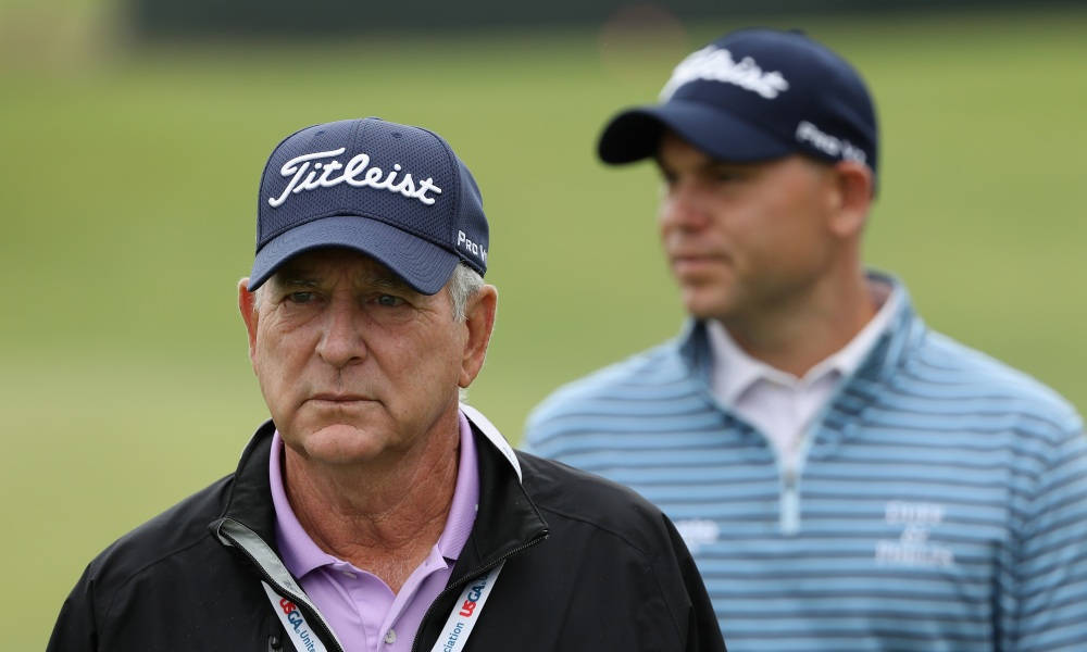 高爾夫 桌布 壁紙 — 兩名戴著 Titleist 帽子的高爾夫球手站在綠色球場上，一個在前景對焦，另一個在後面模糊。