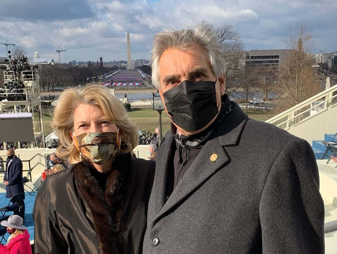 Mask 桌布 壁紙 — 兩名戴著口罩的人在陰天背景下，以華盛頓紀念碑和國家廣場為背景拍照擺姿勢。