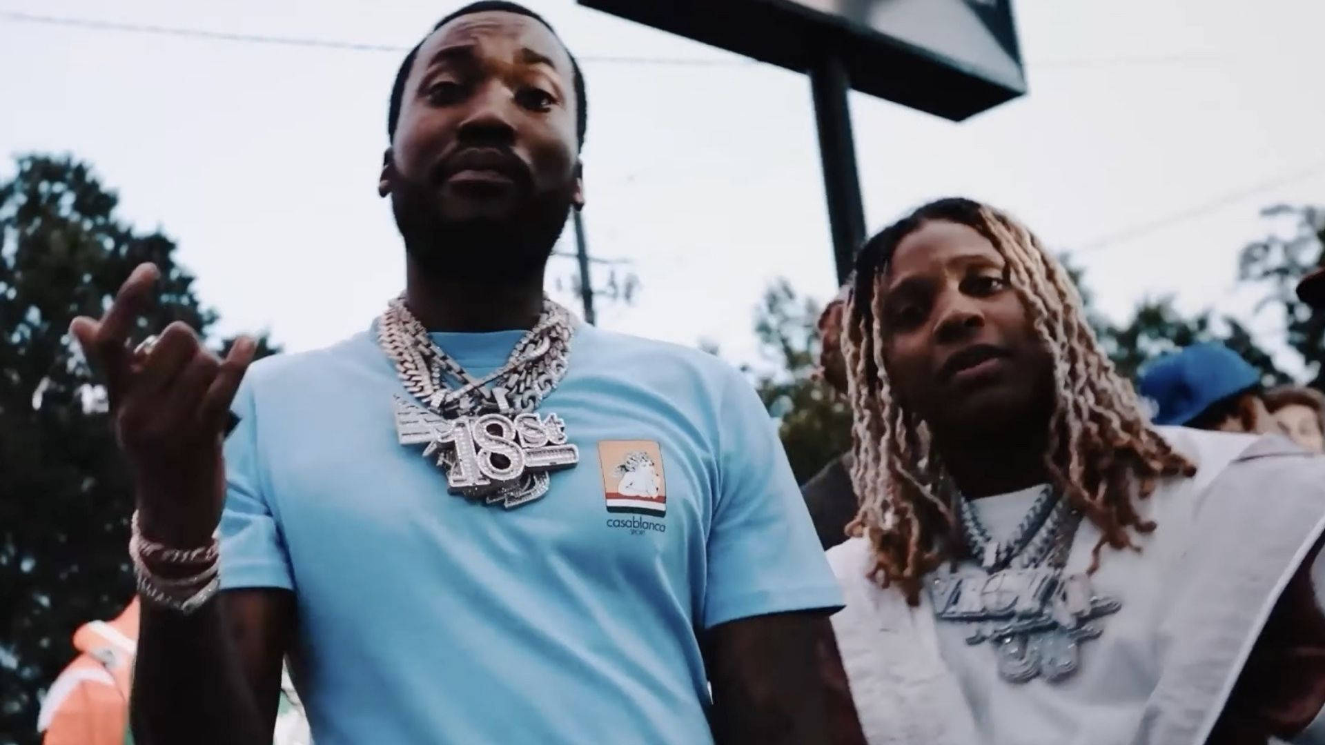 Lil Durk 桌布 壁紙 — 兩名戴著鎖鏈和辮子髮型的男子在陰天戶外自信地擺姿勢。