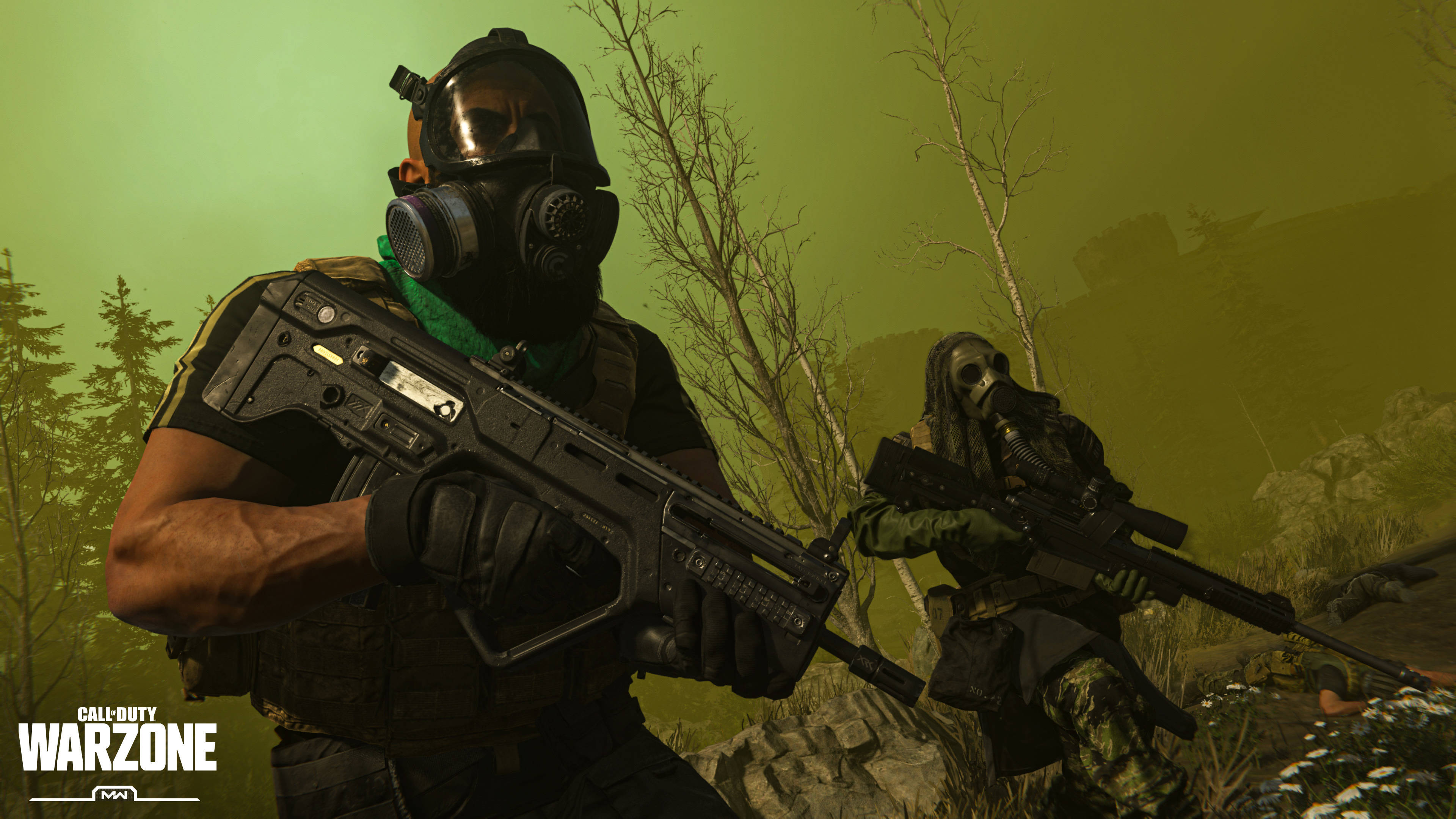 Warzone 桌布 壁紙 — 兩名戴著防毒面具和戰術裝備的士兵在朦朧的綠色森林中持突擊步槍警戒。