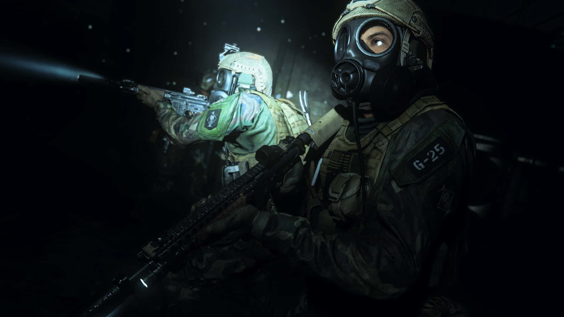 1920x1080 Call Of Duty Modern Warfare 桌布 壁紙 — 兩名戴著防毒面具和戰術裝備的士兵在黑暗、骯髒的戰鬥環境中瞄準步槍，伴隨著槍口閃光。
