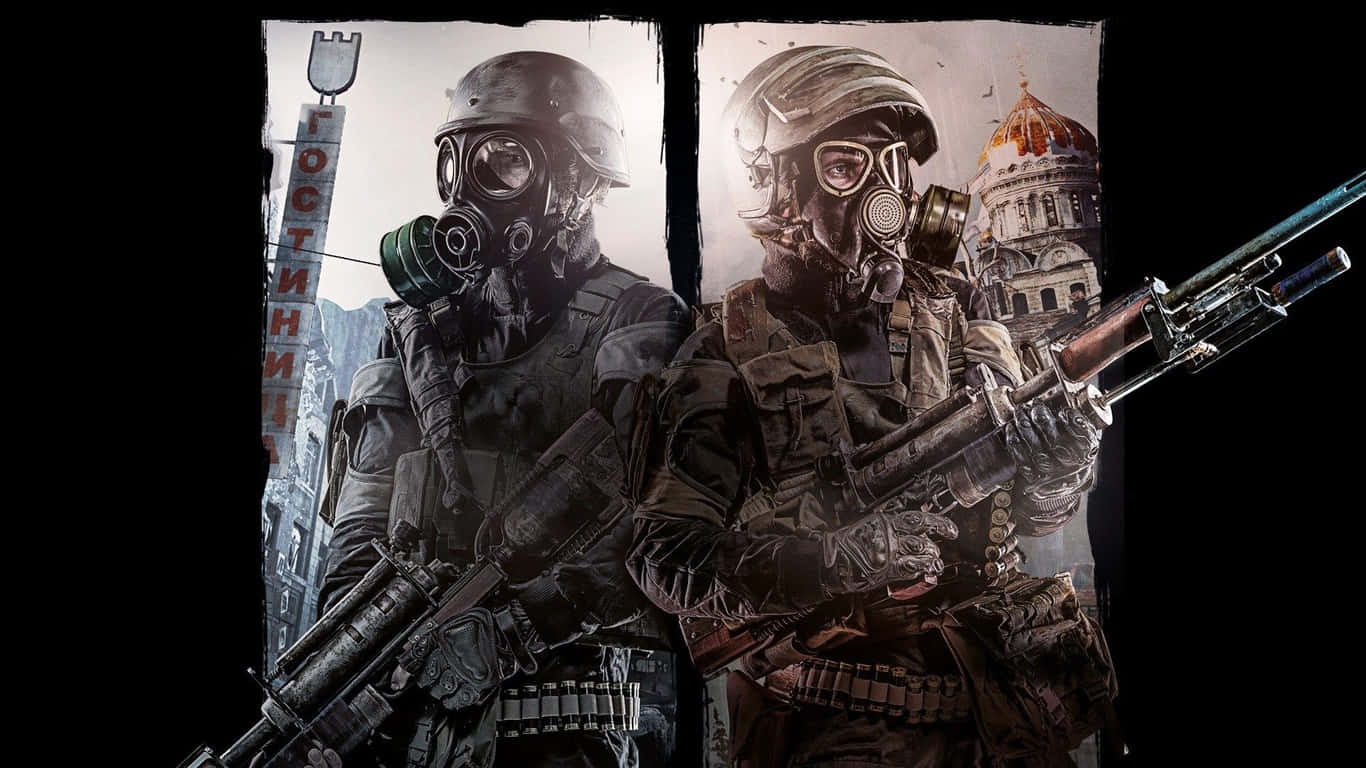 1366x768 Metro 2033 桌布 壁紙 — 兩名戴著防毒面具和戰術裝備的士兵，在一個有圓頂建築的廢墟城市背景下，手持步槍準備就緒。