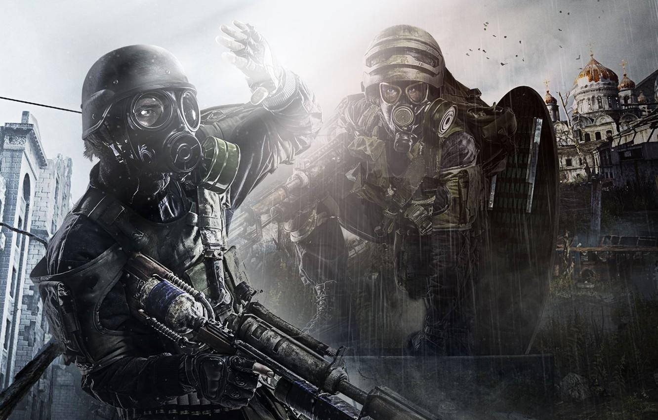 Metro 2033 Redux 桌布 壁紙 — 兩名戴著防毒面具的士兵在雨水浸透、飽受戰爭摧殘的城市中前進，背景是圓頂建築。