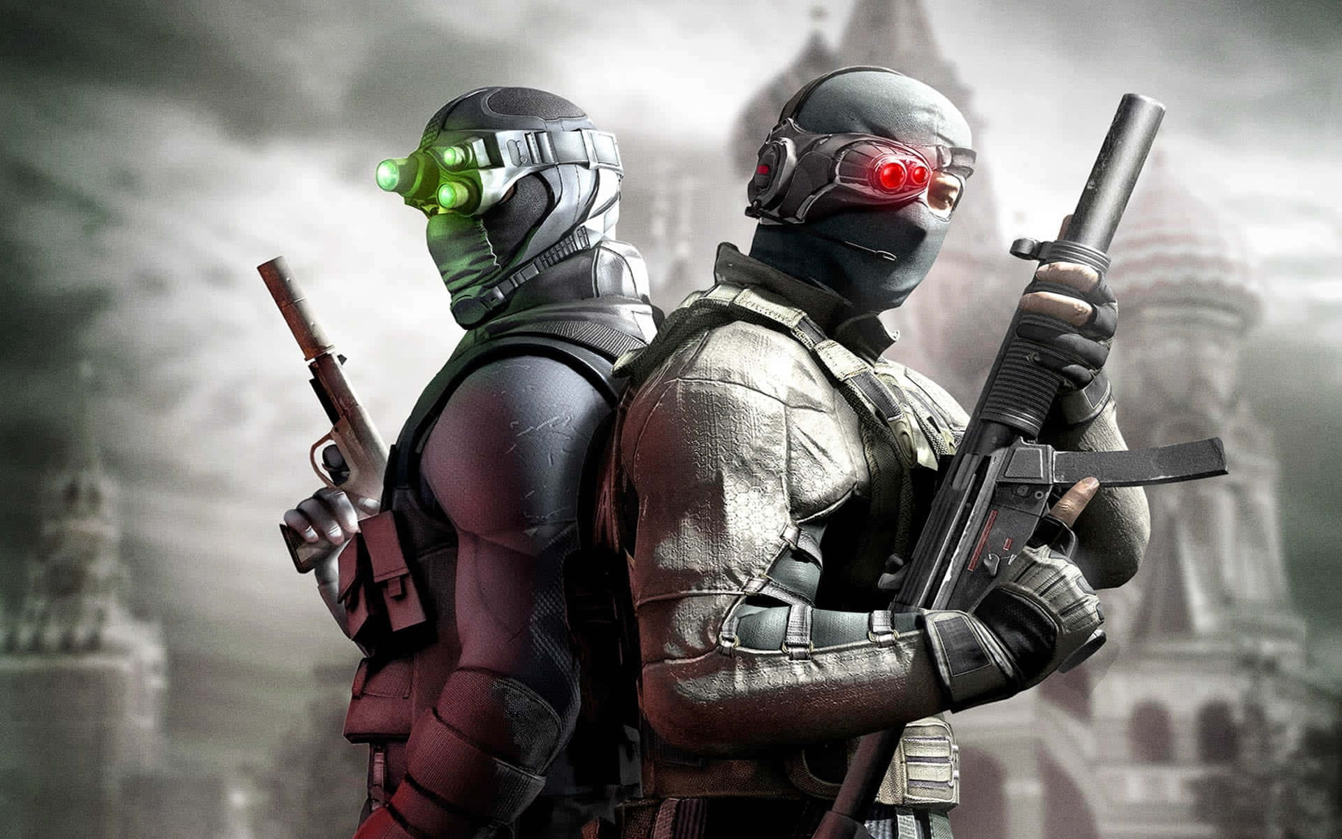 2 Player Games 桌布 壁紙 — 兩名戴面具、眼睛發光、手持武器的士兵背靠背站立，背景是霧氣瀰漫、有圓頂建築的城市景觀。