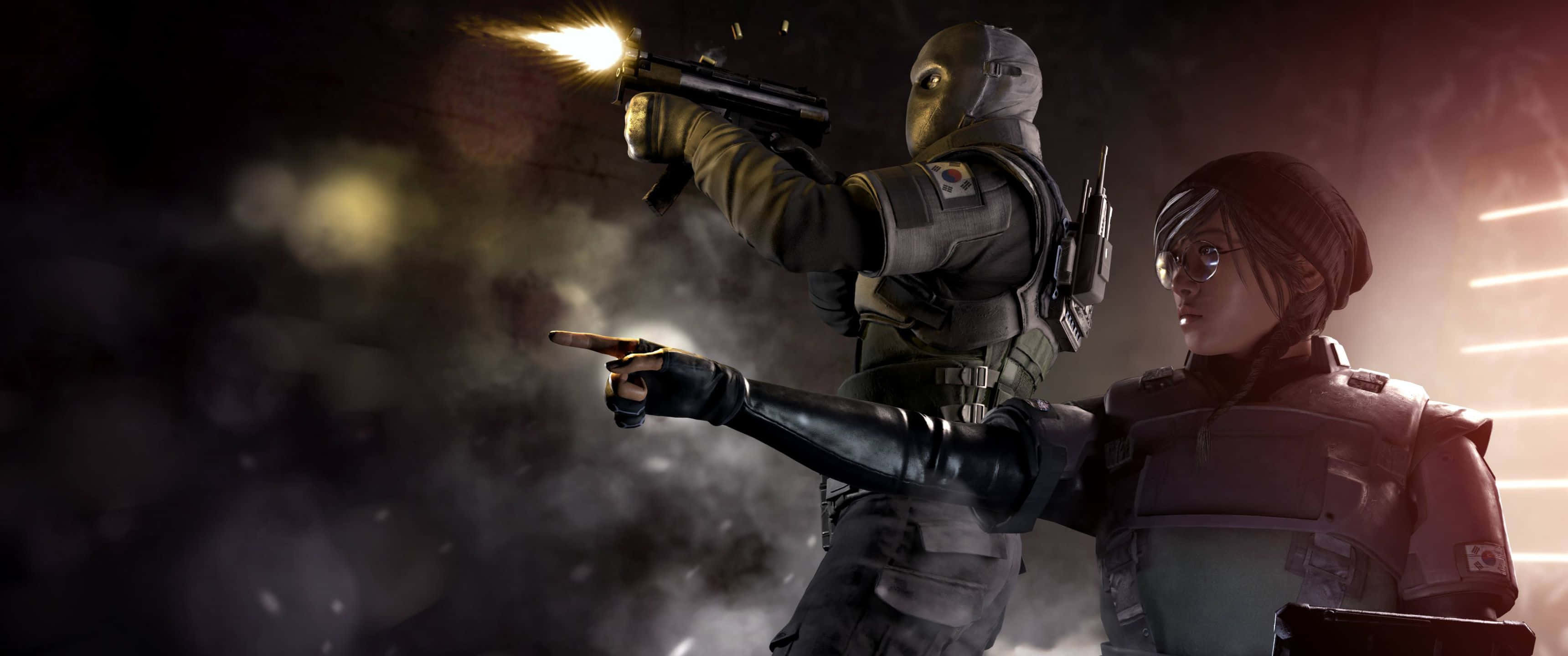 3440x1440p Rainbow Six Siege 桌布 壁紙 — 兩名戴面具的士兵身穿戰術裝備，在煙霧瀰漫、光線昏暗的城市戰鬥場景中開火並向前指。