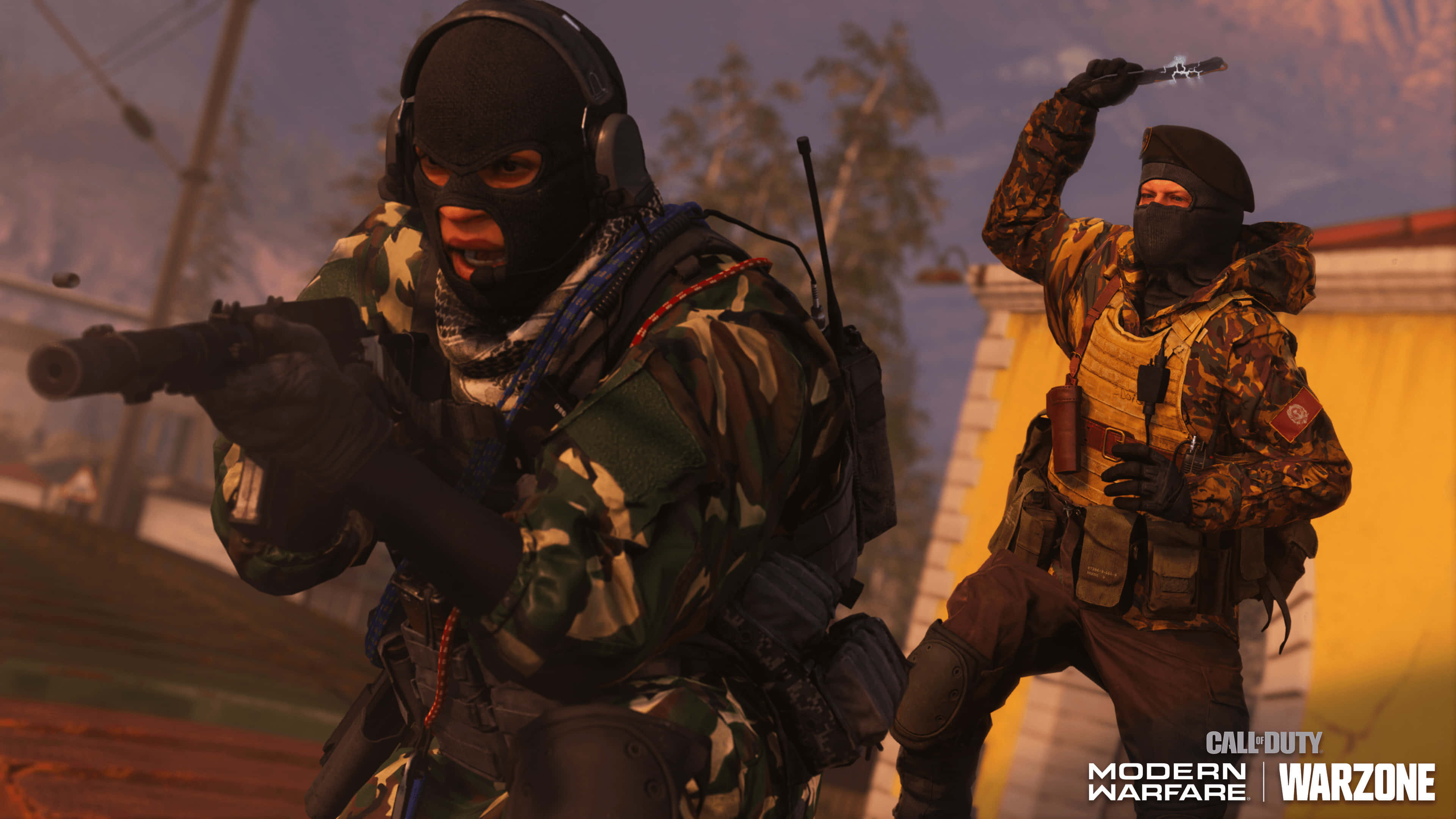 HD Call Of Duty Modern Warfare 桌布 壁紙 — 兩名戴面具的士兵身穿迷彩裝備，在日落時分的 gritty 城市戰場上瞄準武器。