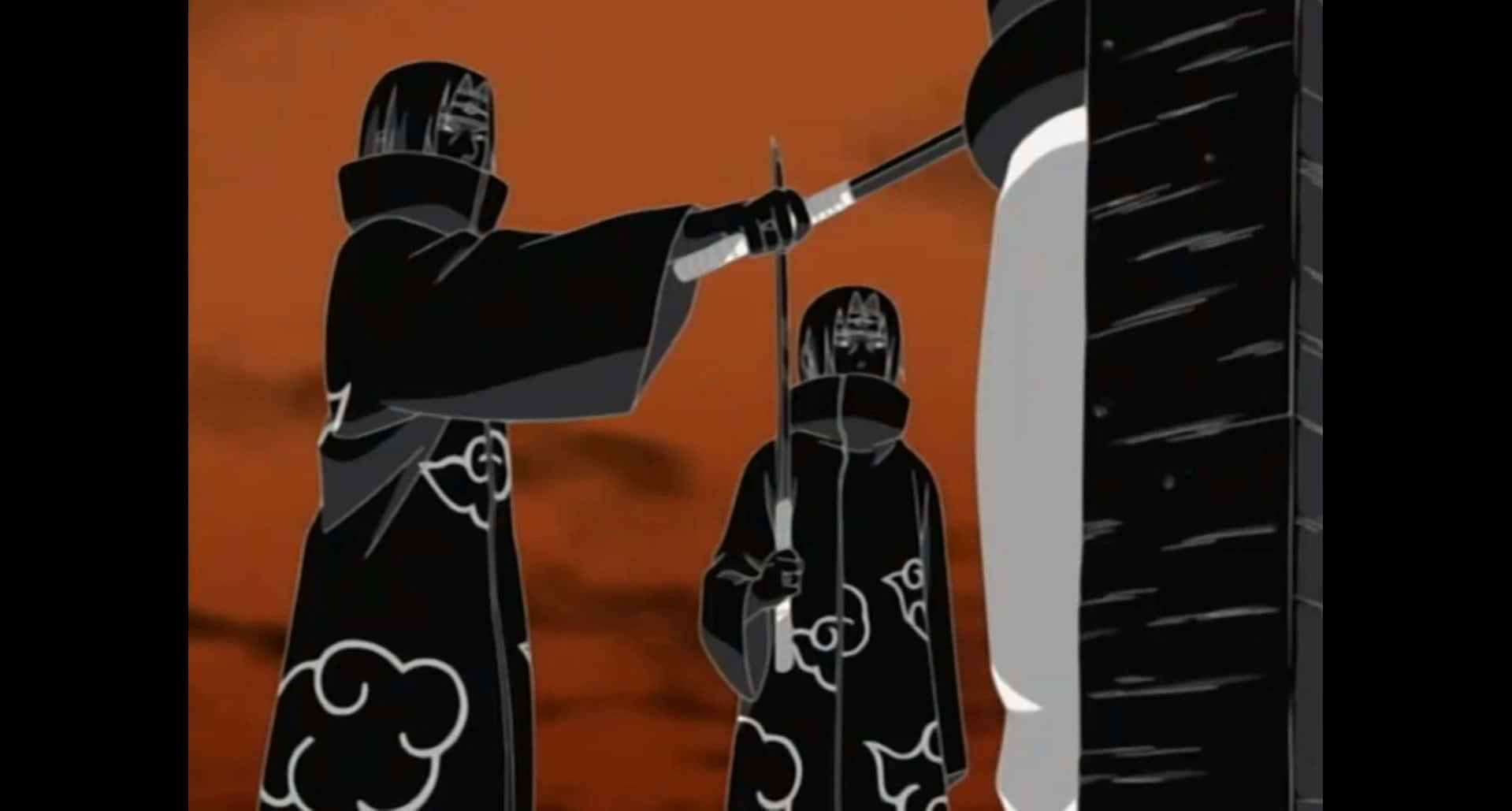 Kakashi And Itachi 桌布 壁紙 — 兩名戴面具的忍者身穿帶有白色雲紋的黑色斗篷，在橙色天空下持劍而立。