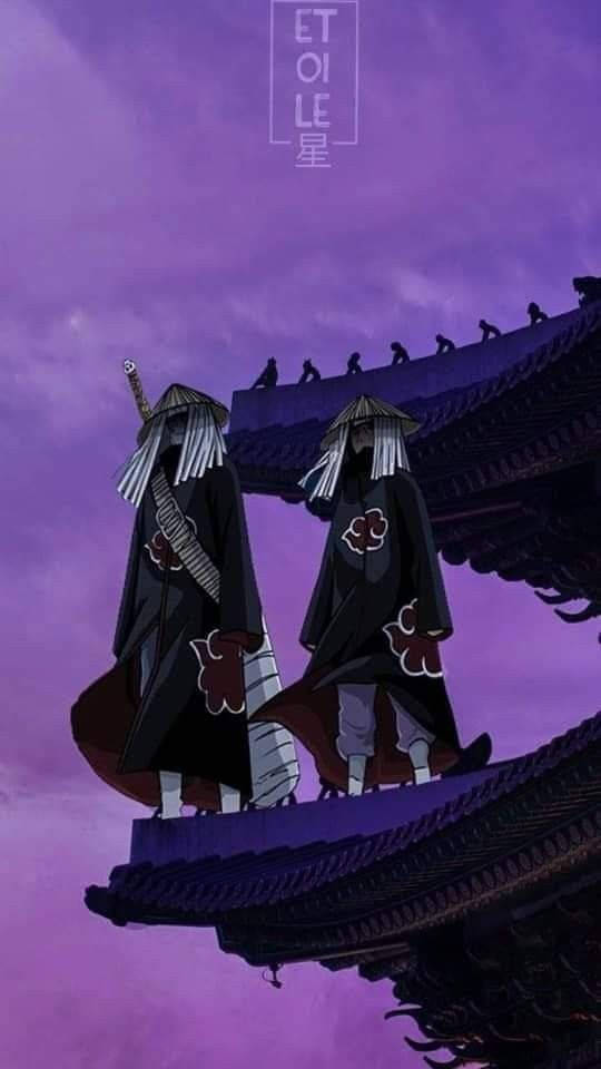 Itachi And Kisame 桌布 壁紙 — 兩名戴面具的忍者身穿黑色曉組織長袍，站在傳統日本屋頂上，背景是戲劇性的紫色天空。