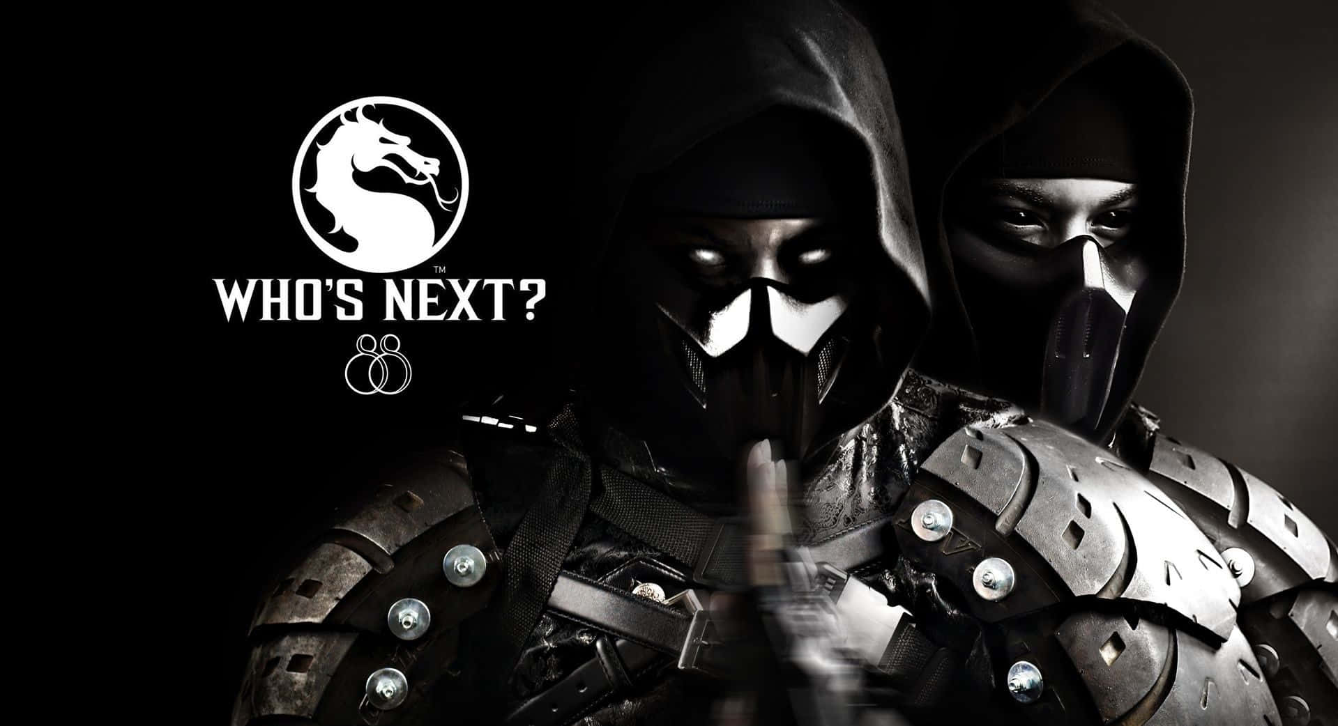 Mortal Kombat Noob Saibot 桌布 壁紙 — 兩名戴面具的戰士身穿黑色盔甲，在黑色背景上帶有「Who's Next?」標誌，威風凜凜地站立。