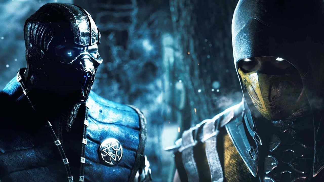 Mortal Kombat Fatality 桌布 壁紙 — 兩名戴面具的戰士身穿黑色盔甲，在煙霧瀰漫、藍色燈光的競技場中對峙，火花四濺。