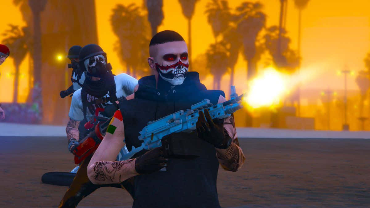 Gta Tryhard 桌布 壁紙 — 兩名戴面具的持槍歹徒，臉上畫著骷髏妝，手持未來風格的武器，站在一條棕櫚樹成蔭、夕陽如火的城市街道上。