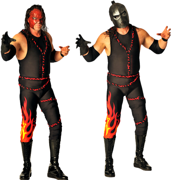 WWE 桌布 壁紙 — 兩名戴面具的摔角手身穿黑色火焰圖案服裝，在純黑色背景下擺出挑釁姿勢。