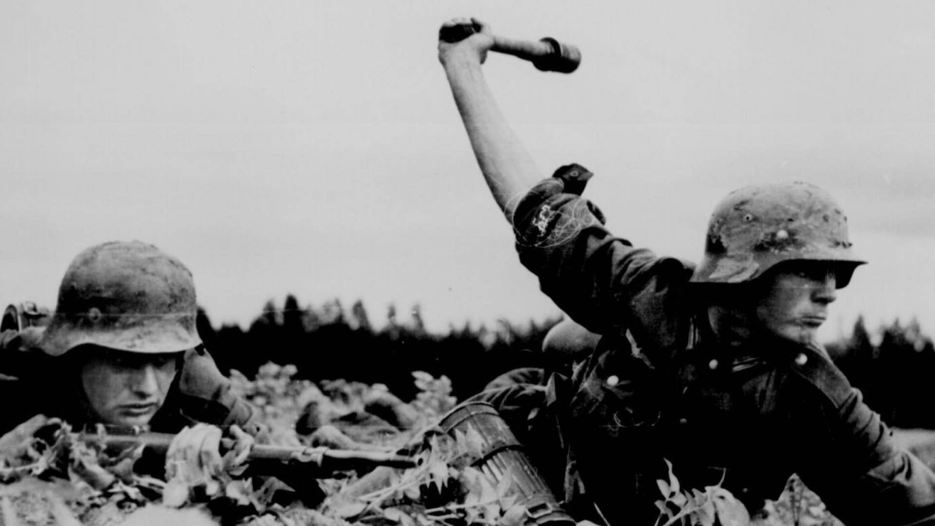 HD Military 桌布 壁紙 — 兩名戴頭盔的士兵蹲在戰壕中，一人舉起手榴彈，另一人瞄準步槍，呈現鮮明的黑白戰場場景。