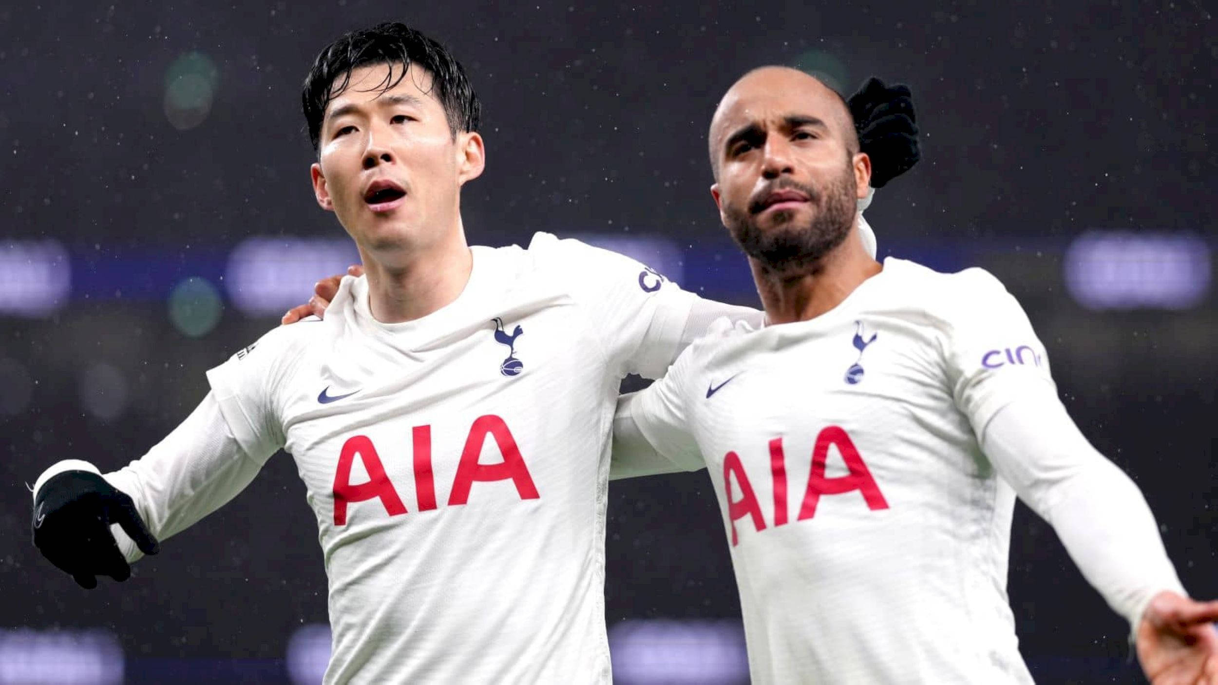 Football Players 桌布 壁紙 — 兩名托特納姆熱刺足球員在球場燈光下於雨中慶祝進球。