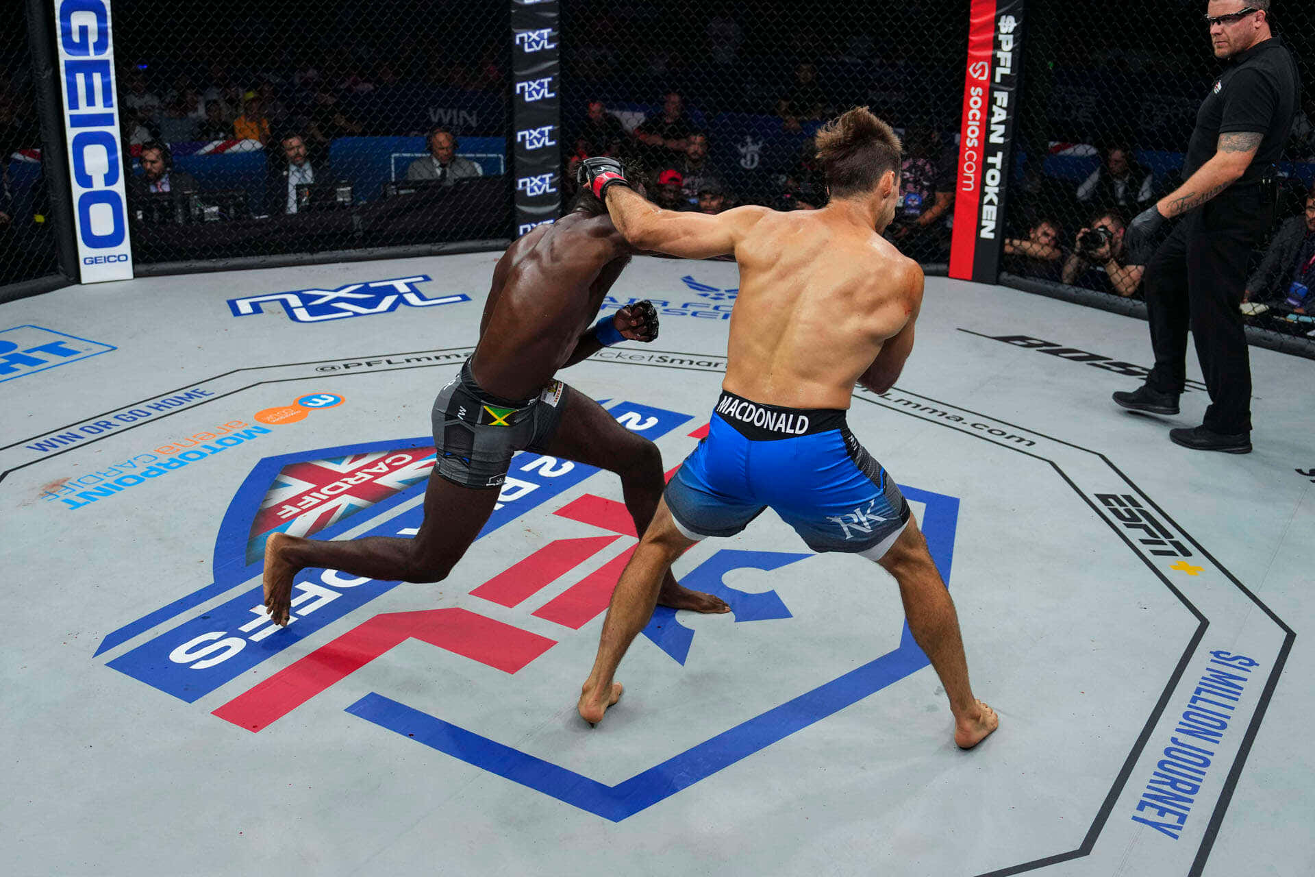 MMA 桌布 壁紙 — 兩名拳手在UFC八角籠中交鋒，一人打出強力一拳，另一人低頭閃避。
