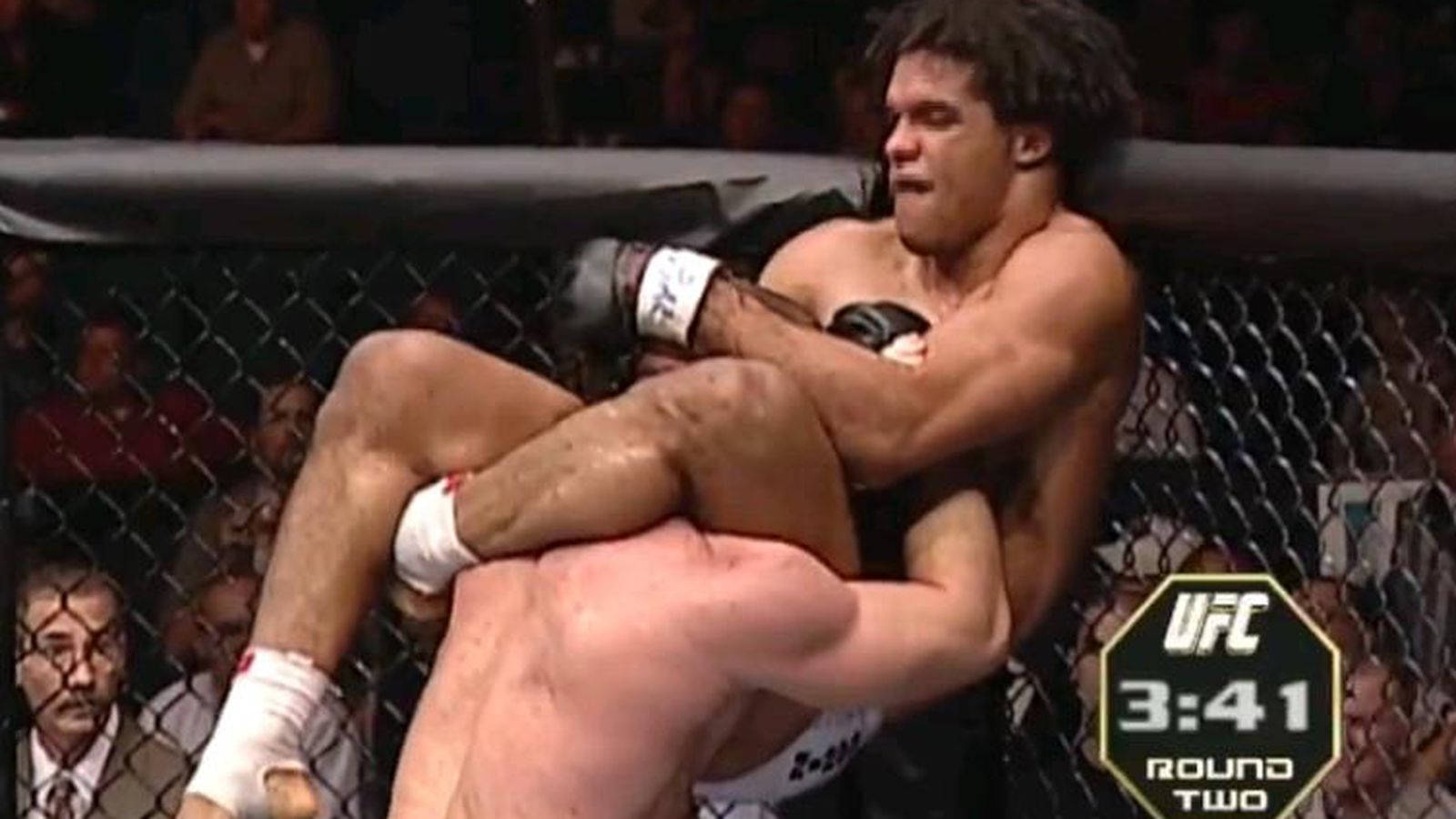 UFC 桌布 壁紙 — 兩名拳手在UFC八角籠中激烈纏鬥，計時器顯示第二回合3分41秒。