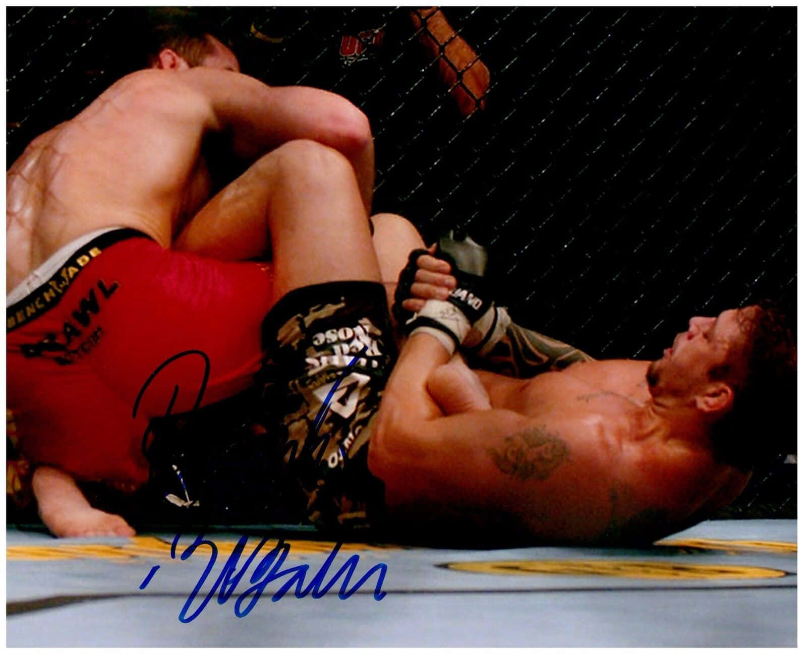 MMA 桌布 壁紙 — 兩名拳手在八角籠內的軟墊上激烈纏鬥，進行綜合格鬥比賽。