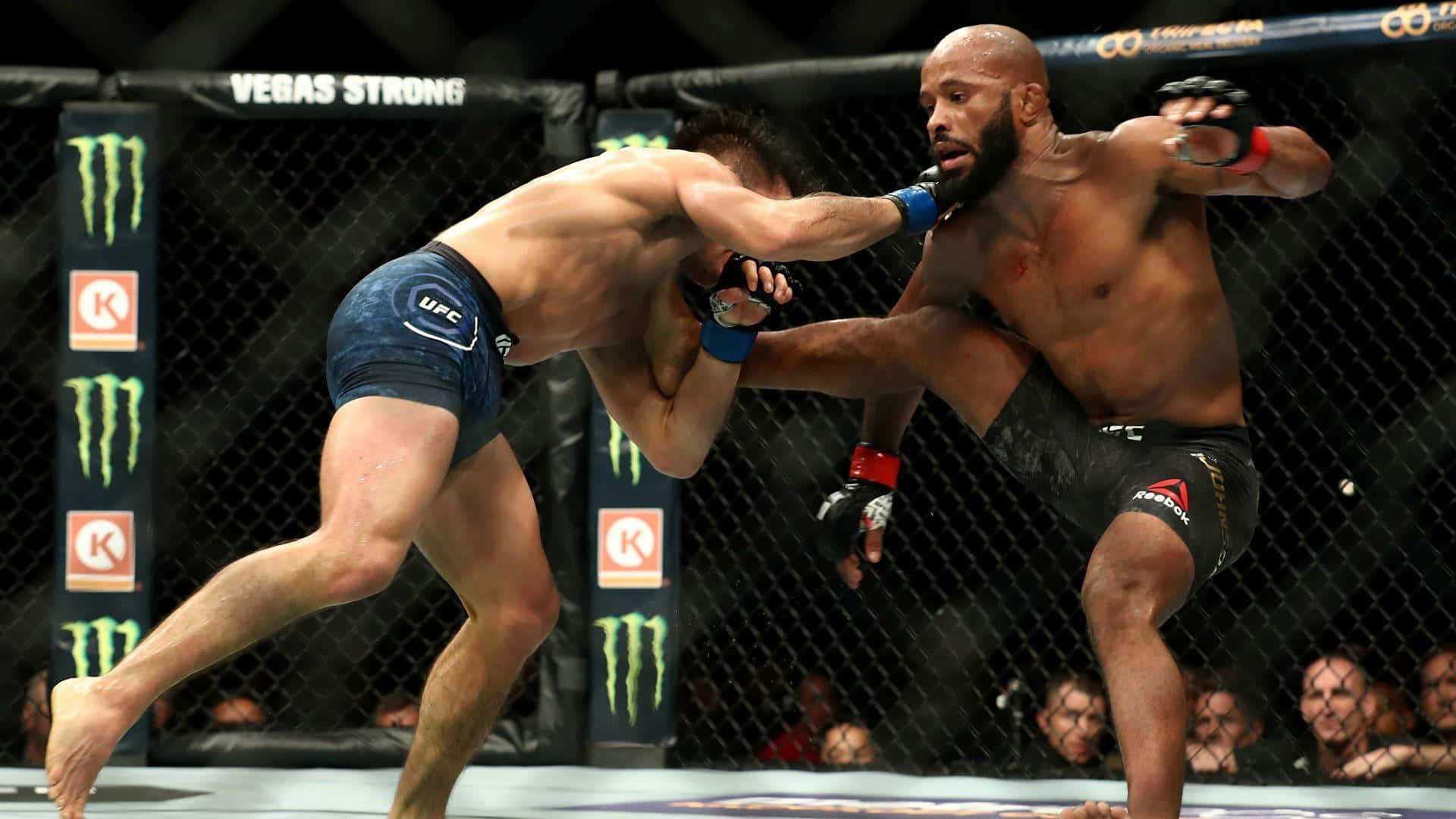 MMA 桌布 壁紙 — 兩名拳手在帶有「VEGAS STRONG」標誌的八角籠內進行高能量的UFC比賽。