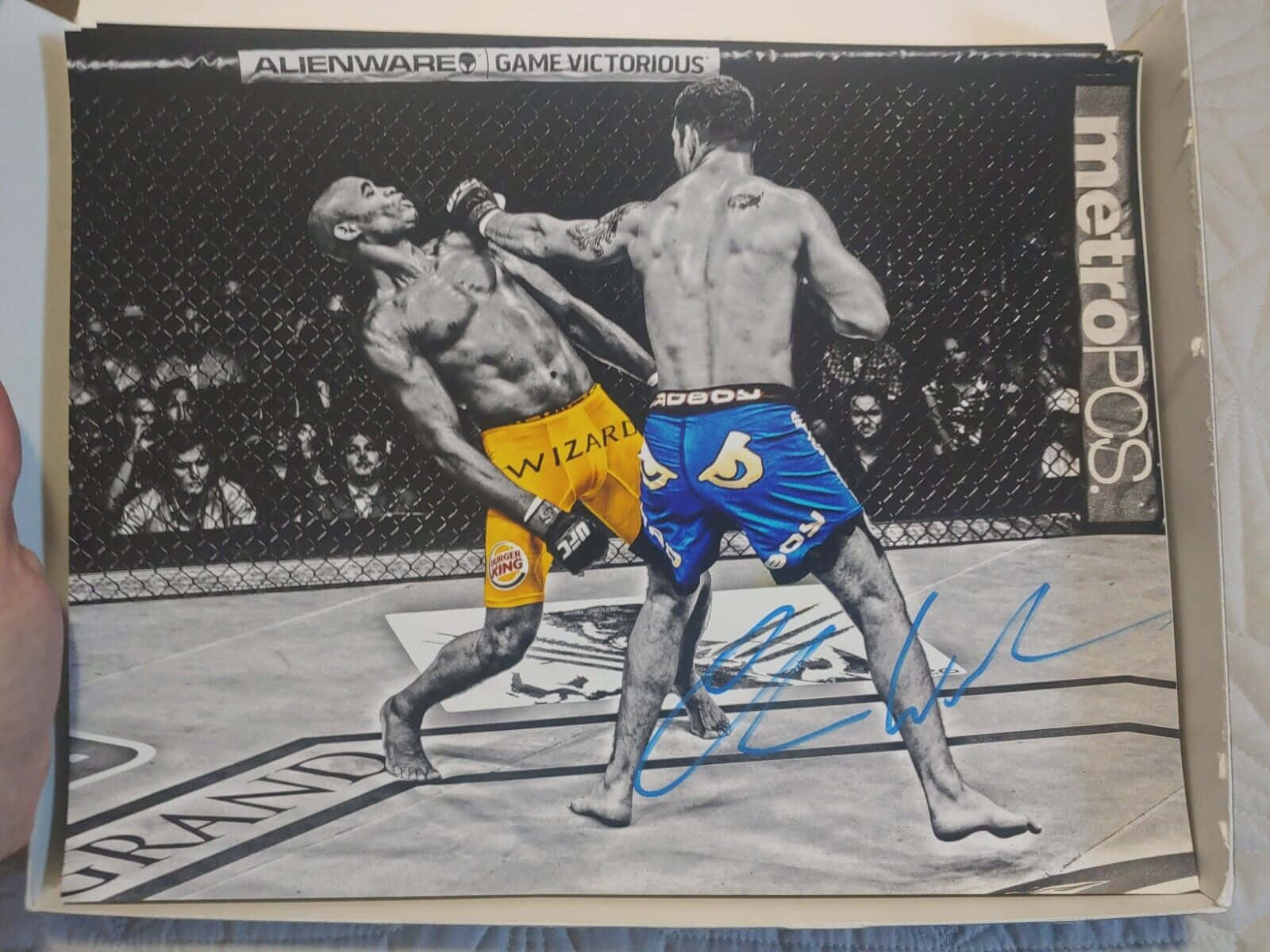 MMA 桌布 壁紙 — 兩名拳手在籠中對決，一人使出強力踢擊，另一人擋格，戲劇性的黑白照片。