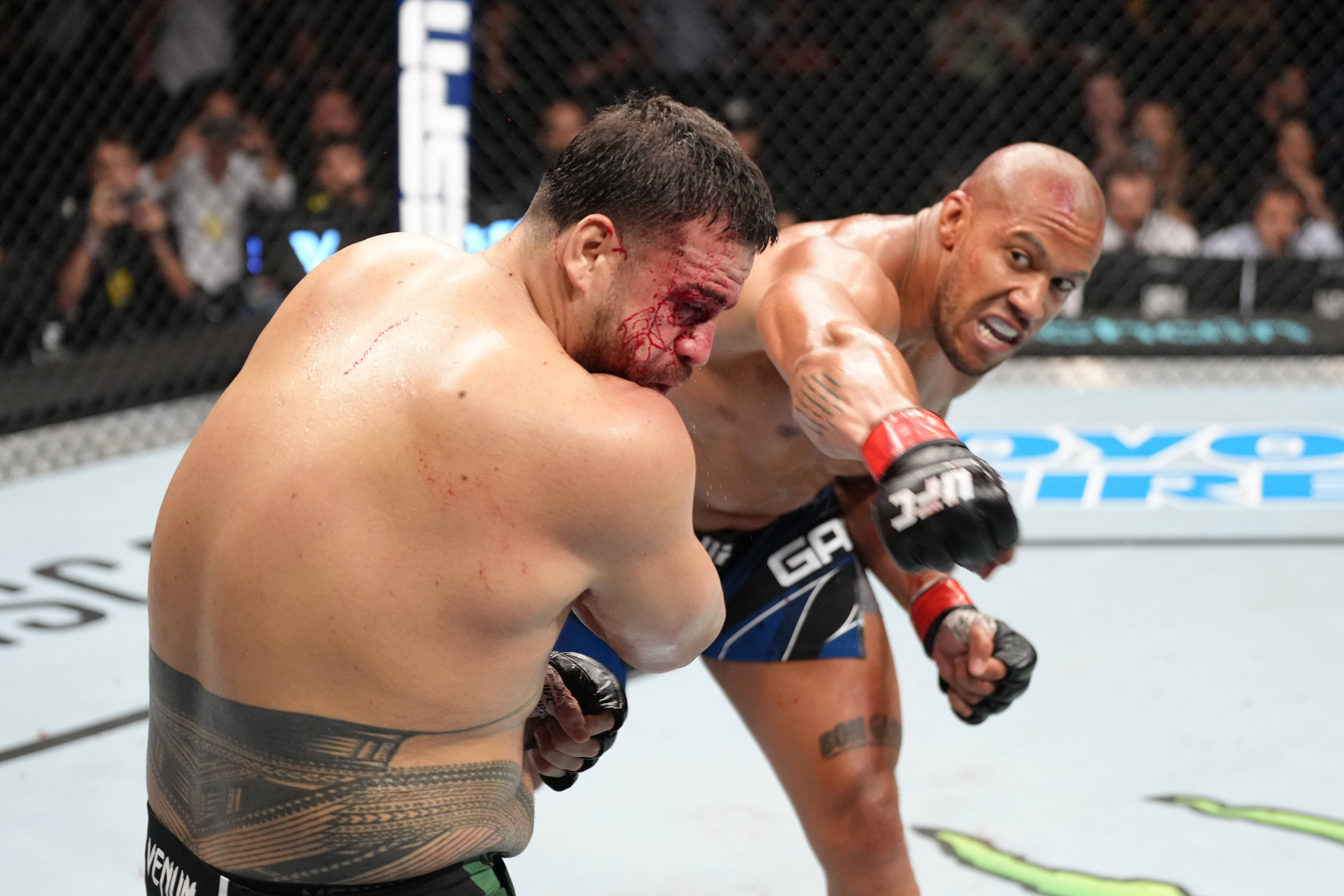 運動 桌布 壁紙 — 兩名拳手在籠內進行激烈的MMA比賽，滿臉鮮血，身上有紋身。