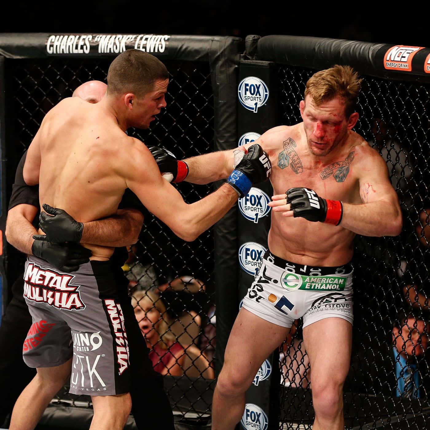 Fight 桌布 壁紙 — 兩名拳手在籠內進行激烈的MMA比賽，臉上帶血，紋身清晰可見。
