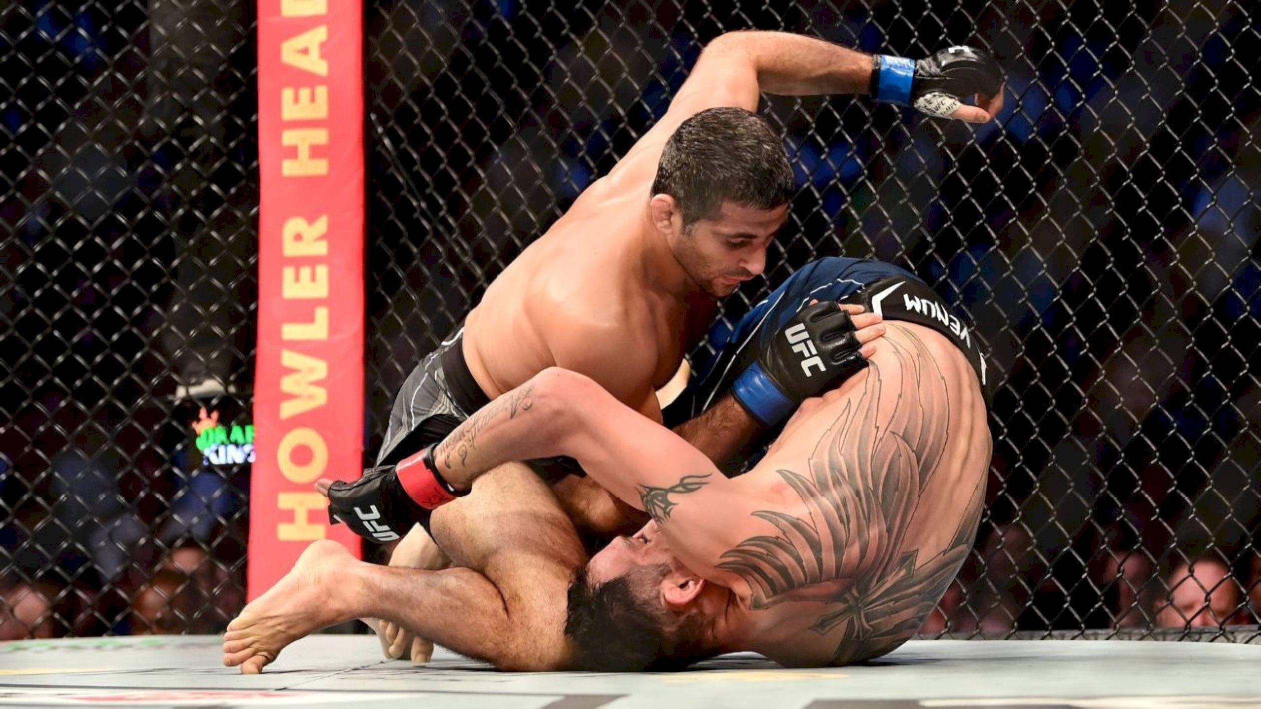 MMA 桌布 壁紙 — 兩名拳手在綜合格鬥籠中激烈纏鬥，其中一人施展鎖喉。