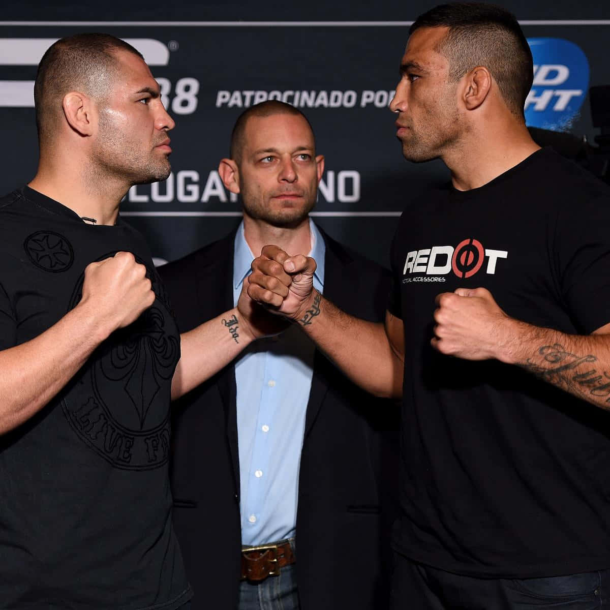 UFC 桌布 壁紙 — 兩名拳手緊握拳頭對峙，裁判在緊張的賽前時刻握住他們的手。