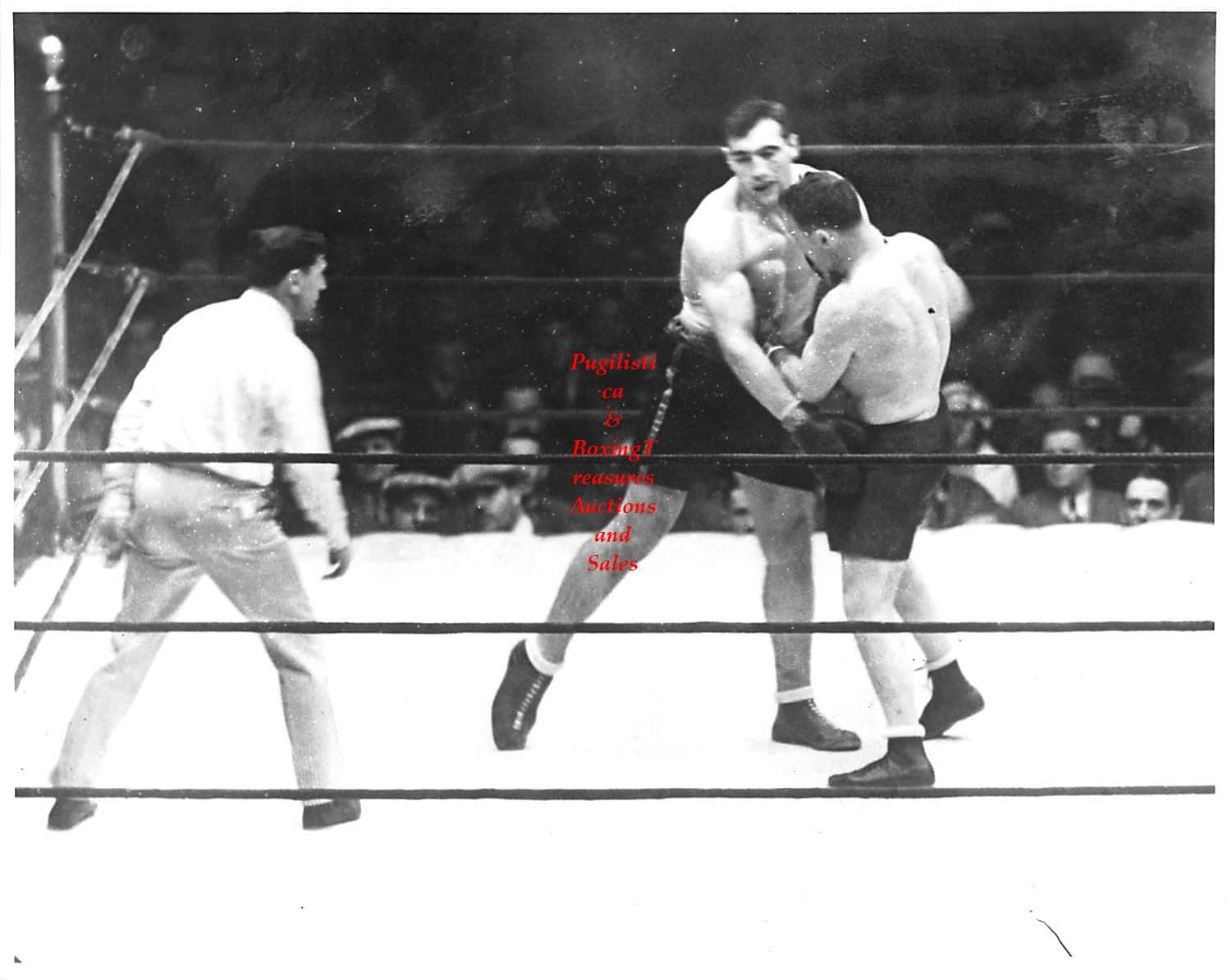 Boxing 桌布 壁紙 — 兩名拳擊手在復古擂台上激烈糾纏，裁判在顆粒狀黑白照片中近距離觀看。