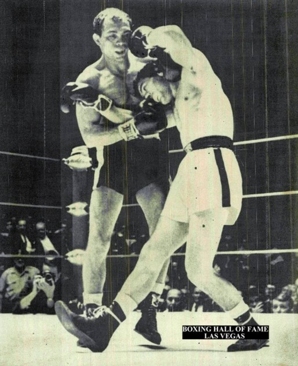 Boxing 桌布 壁紙 — 兩名拳擊手在復古擂台上激烈纏鬥，背景有觀眾和攝影師。