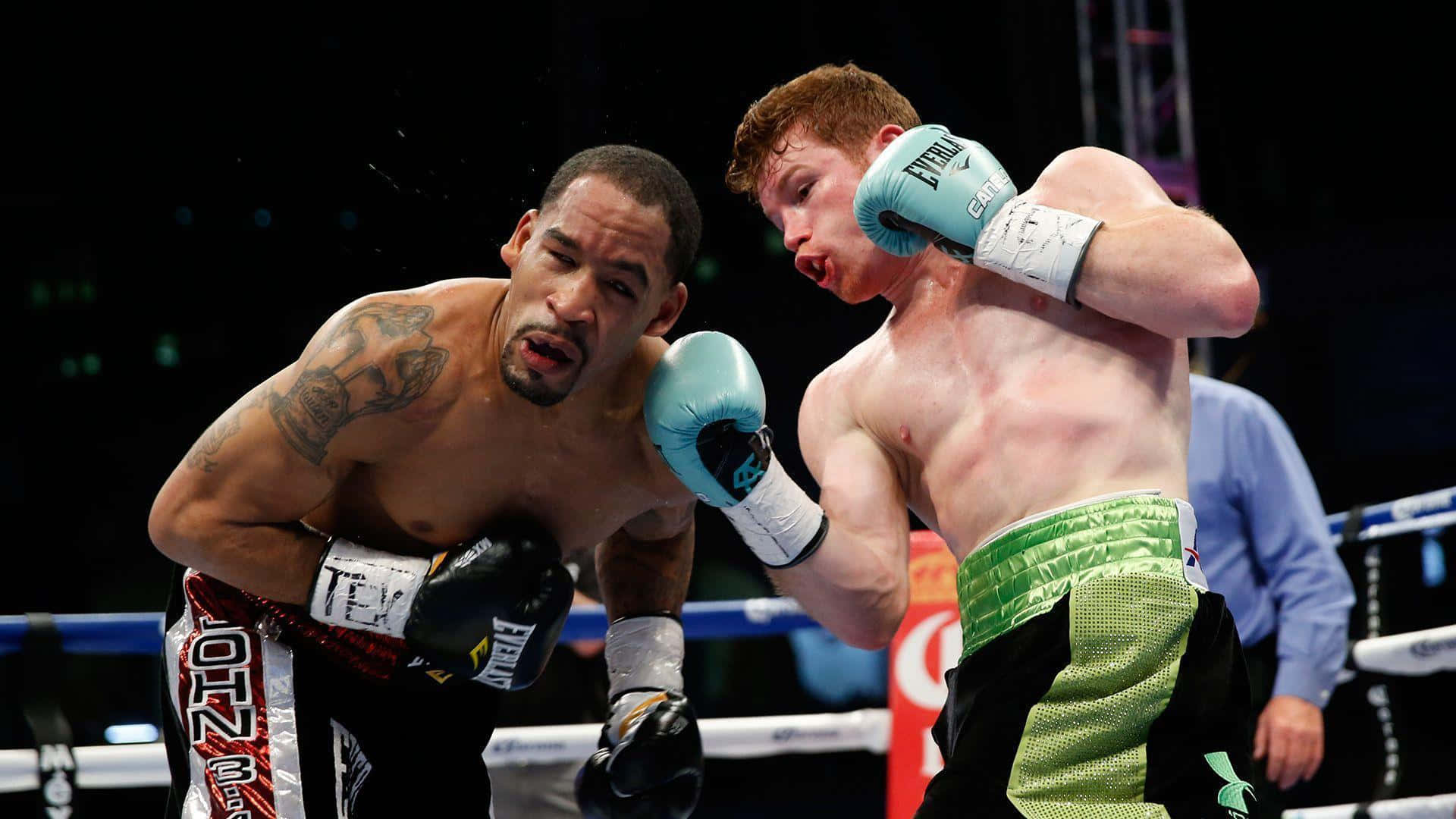 Canelo Alvarez 桌布 壁紙 — 兩名拳擊手在激烈的擂台比賽中碰撞，其中一人向對方臉部打出強力一拳。