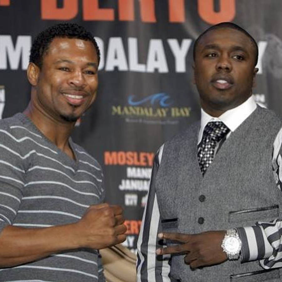 Celebrity 桌布 壁紙 — 兩名拳擊手在記者會上自信地擺姿勢，背景可見「Mandalay Bay」和「Mosley」。