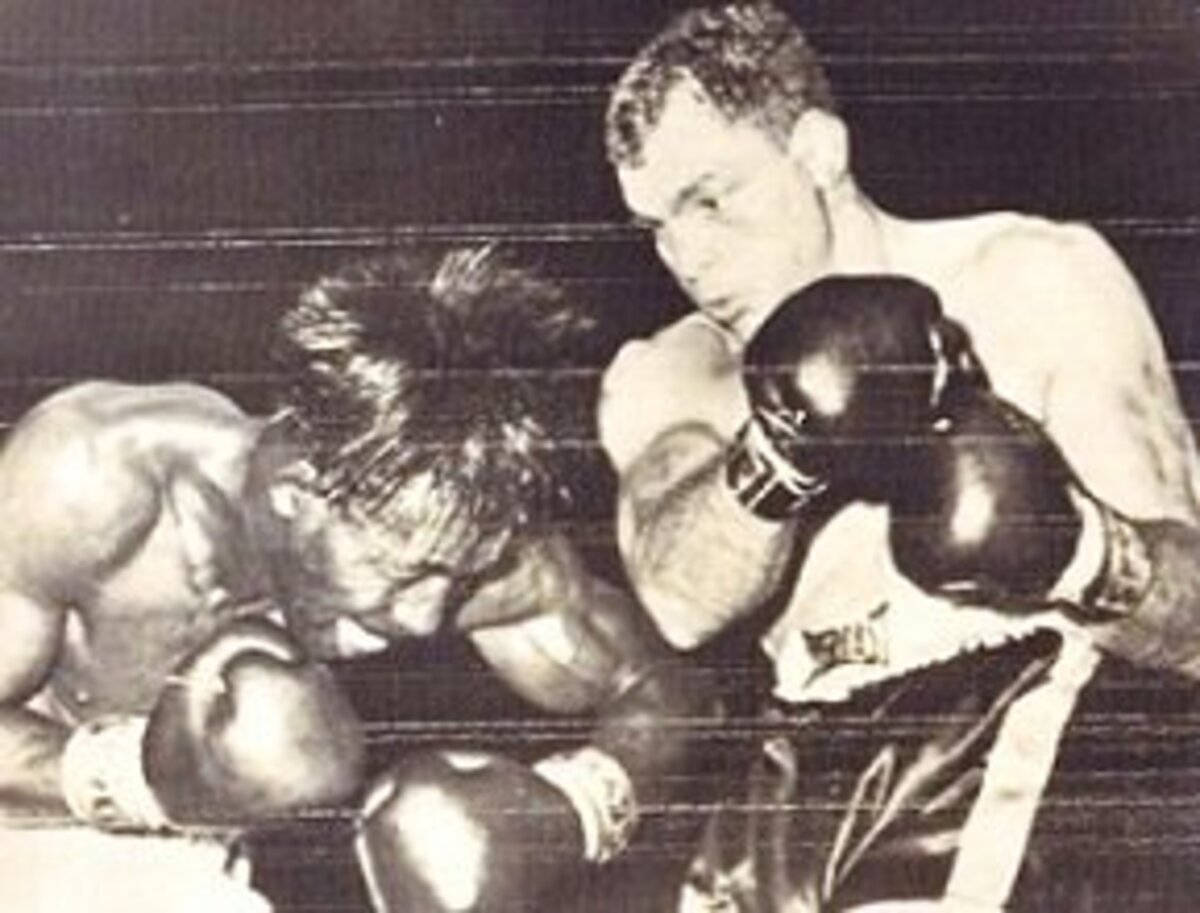 Boxing 桌布 壁紙 — 兩名拳擊手在黑白擂台激烈交鋒，其中一人向對手頭部打出強力一拳。