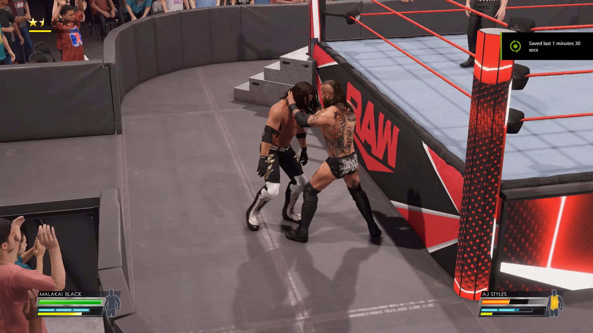 WWE 桌布 壁紙 — 兩名摔角手在WWE RAW場館的擂台階梯附近激烈纏鬥，粉絲們歡呼助威。