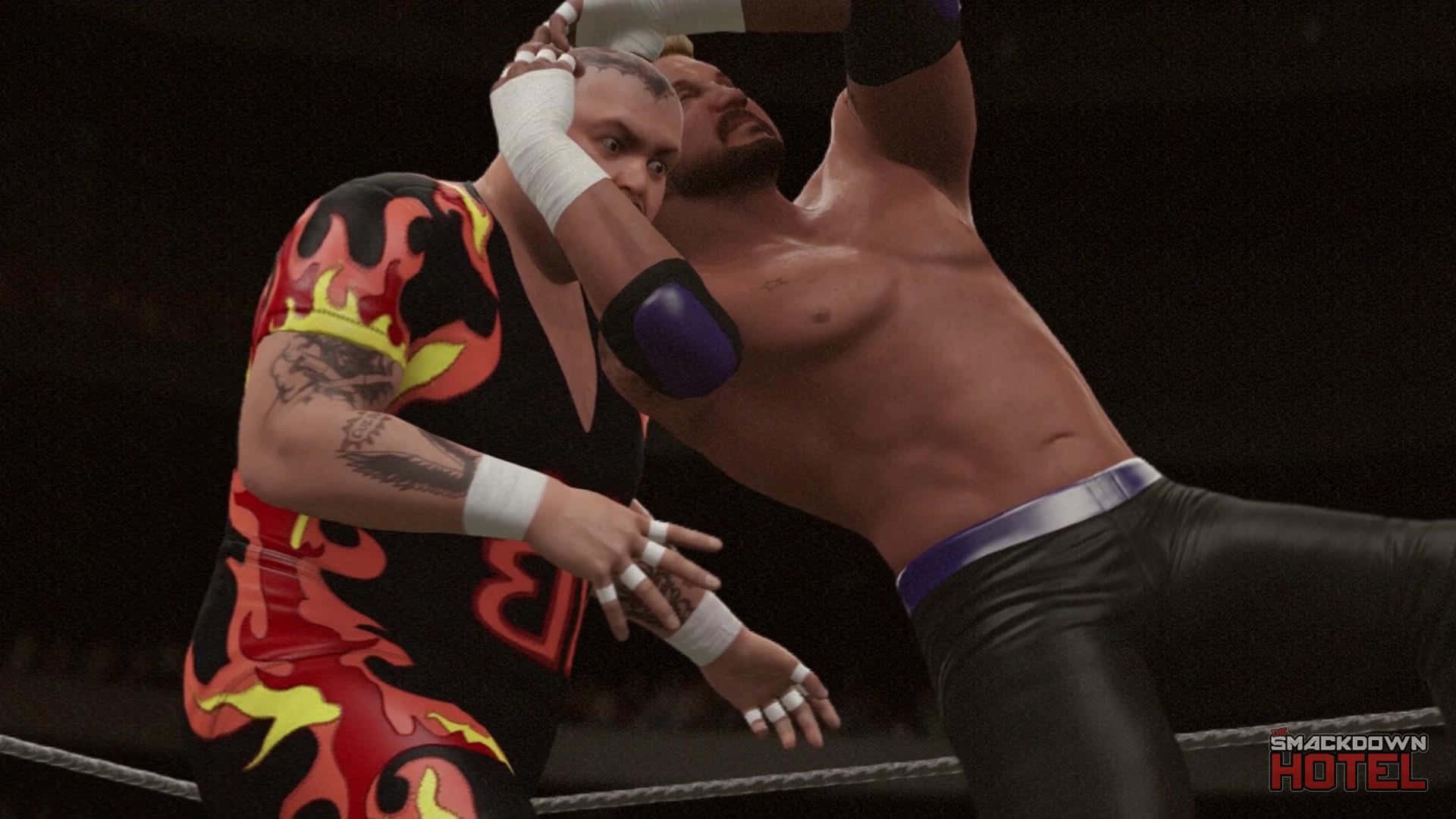 WWE 桌布 壁紙 — 兩名摔角手在擂台上激烈纏鬥，一人穿著火焰圖案裝備，另一人赤裸上身帶有紫色點綴。
