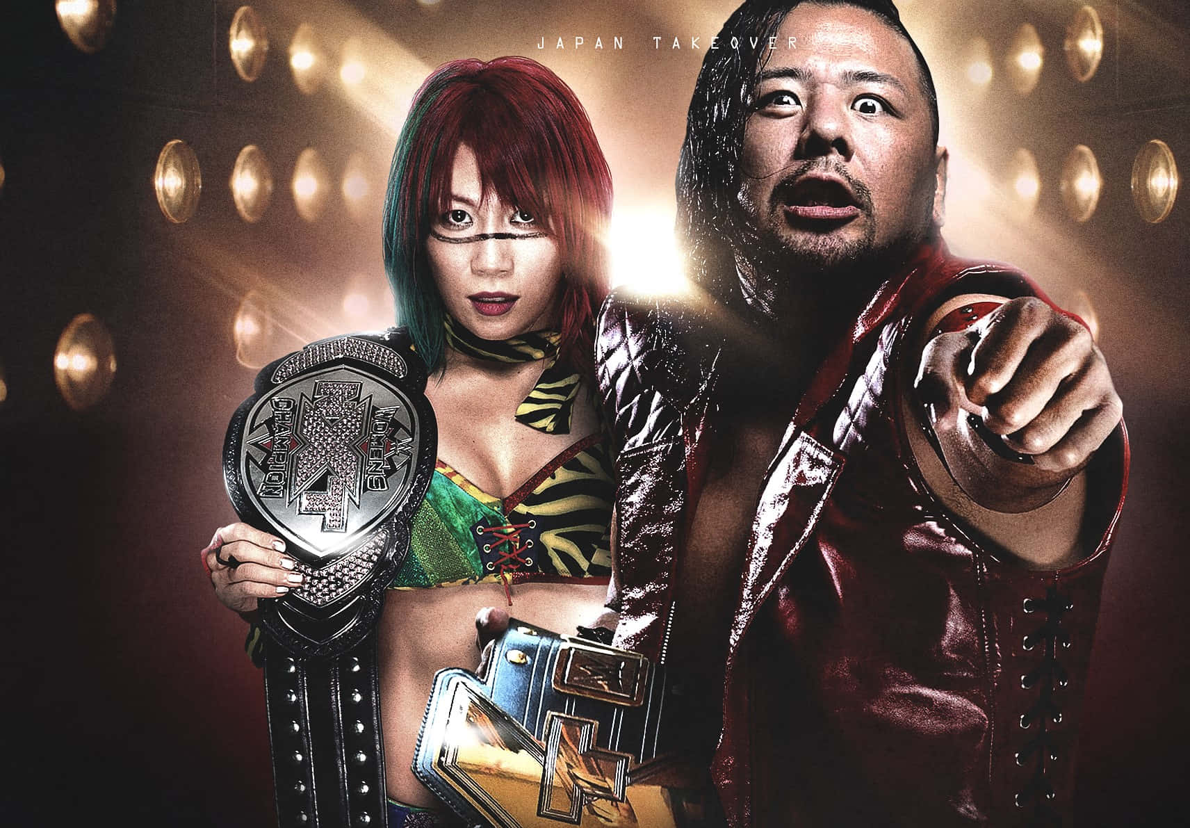 WWE Desktop 桌布 壁紙 — 兩名摔角手在明亮的舞台燈光下，戲劇性地擺出姿勢，手持冠軍腰帶。