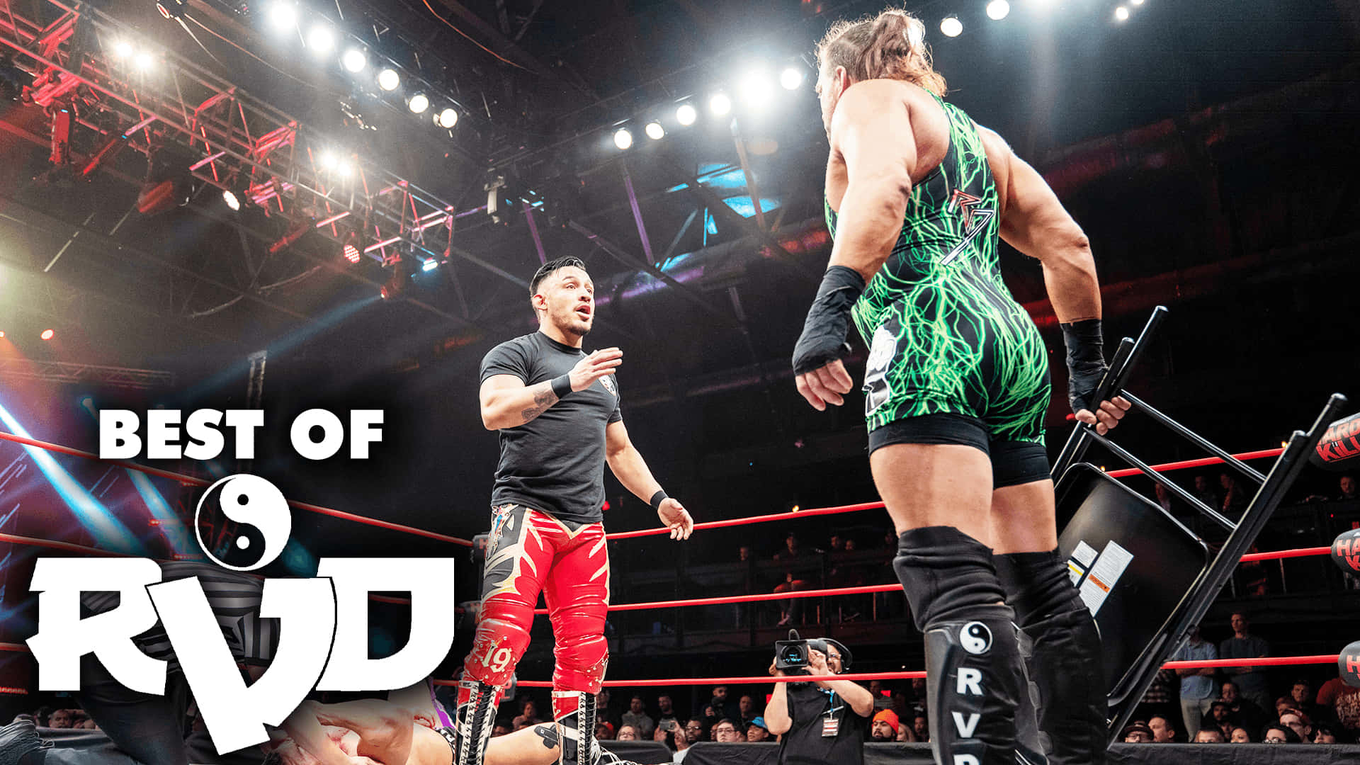 WWE 桌布 壁紙 — 兩名摔角手在燈光明亮的擂台上對峙，一人穿紅色短褲，另一人穿綠色閃電裝備，手持鋼椅。