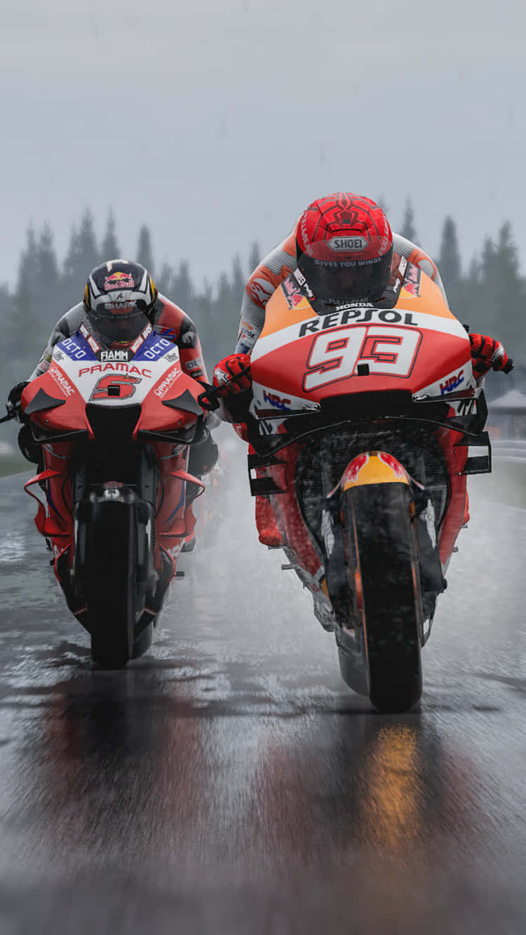 Motorcycle iPhone 桌布 壁紙 — 兩名摩托車手在潮濕的賽道上緊密競賽，雨滴飛濺，松樹在迷霧背景中若隱若現。