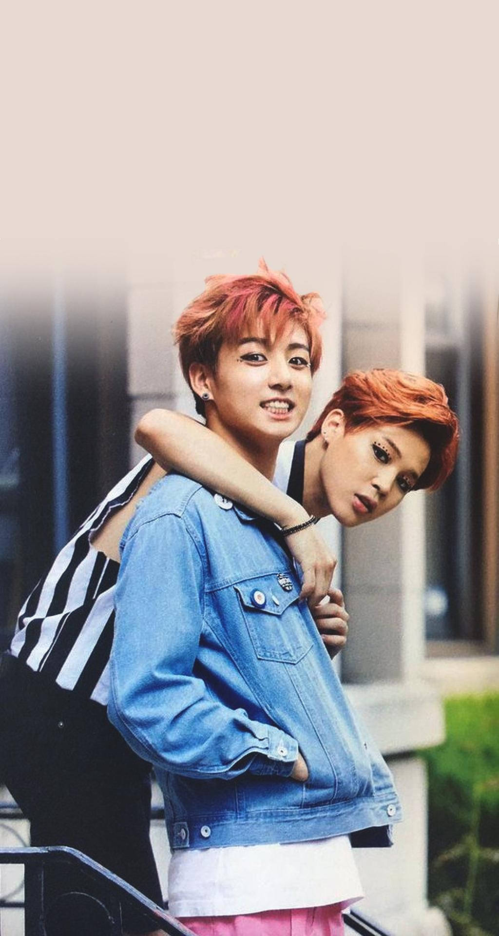 Jikook 桌布 壁紙 — 兩名擁有鮮豔紅髮的年輕男子在戶外樓梯上緊密擺姿勢，一人穿牛仔外套，另一人穿條紋上衣。