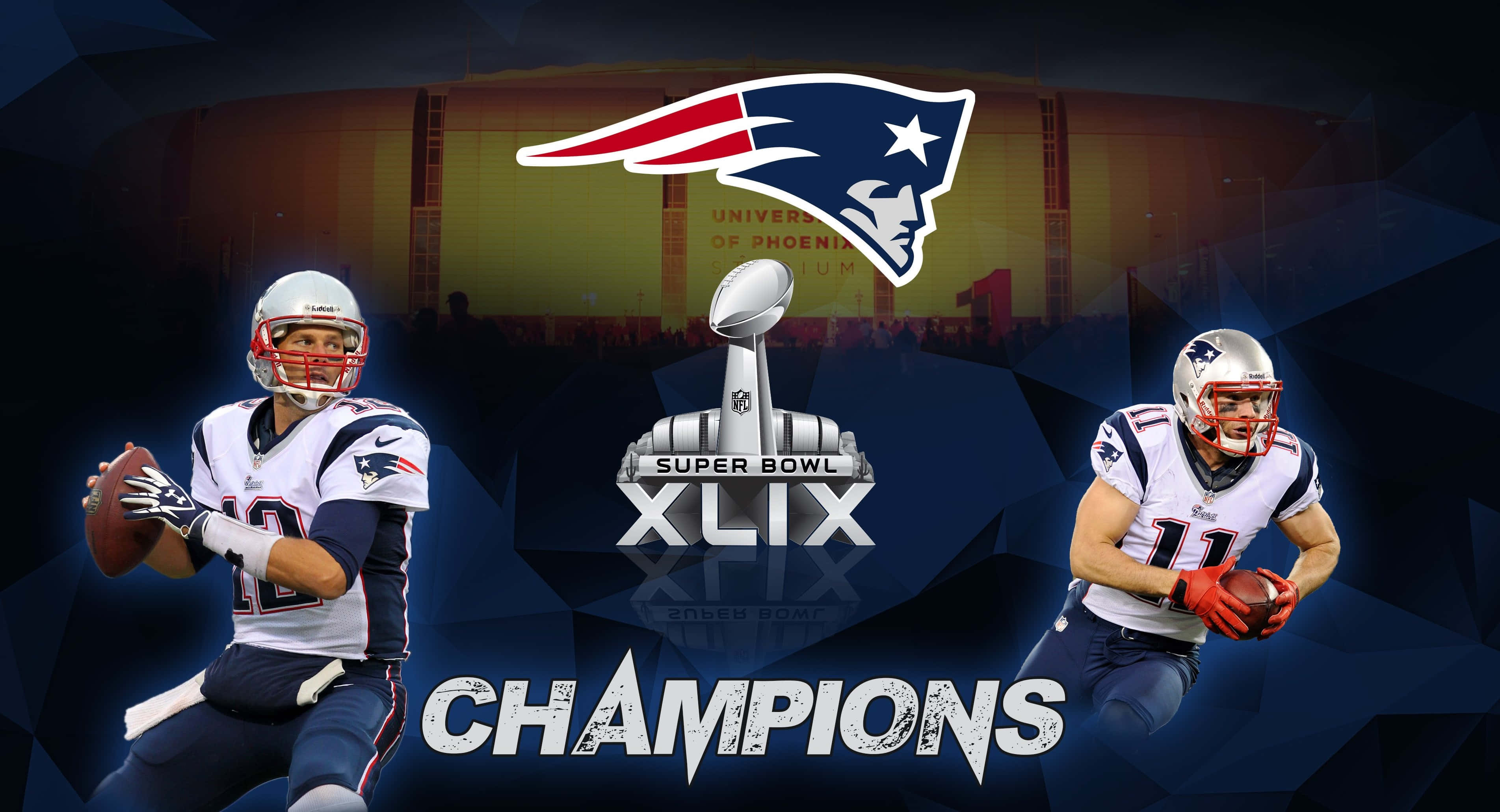 Super Bowl 桌布 壁紙 — 兩名新英格蘭愛國者美式足球球員在體育場背景下慶祝超級碗XLIX勝利並舉起獎盃。