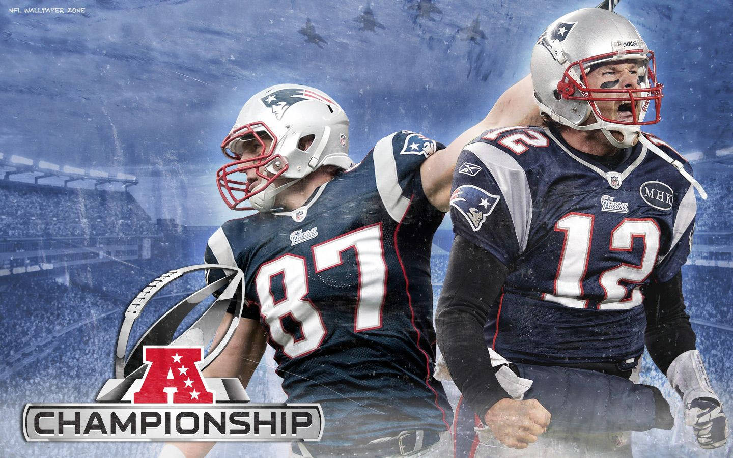 Patriots 桌布 壁紙 — 兩名新英格蘭愛國者隊美式足球運動員穿著比賽裝備，在雪景體育場背景下熱烈慶祝。