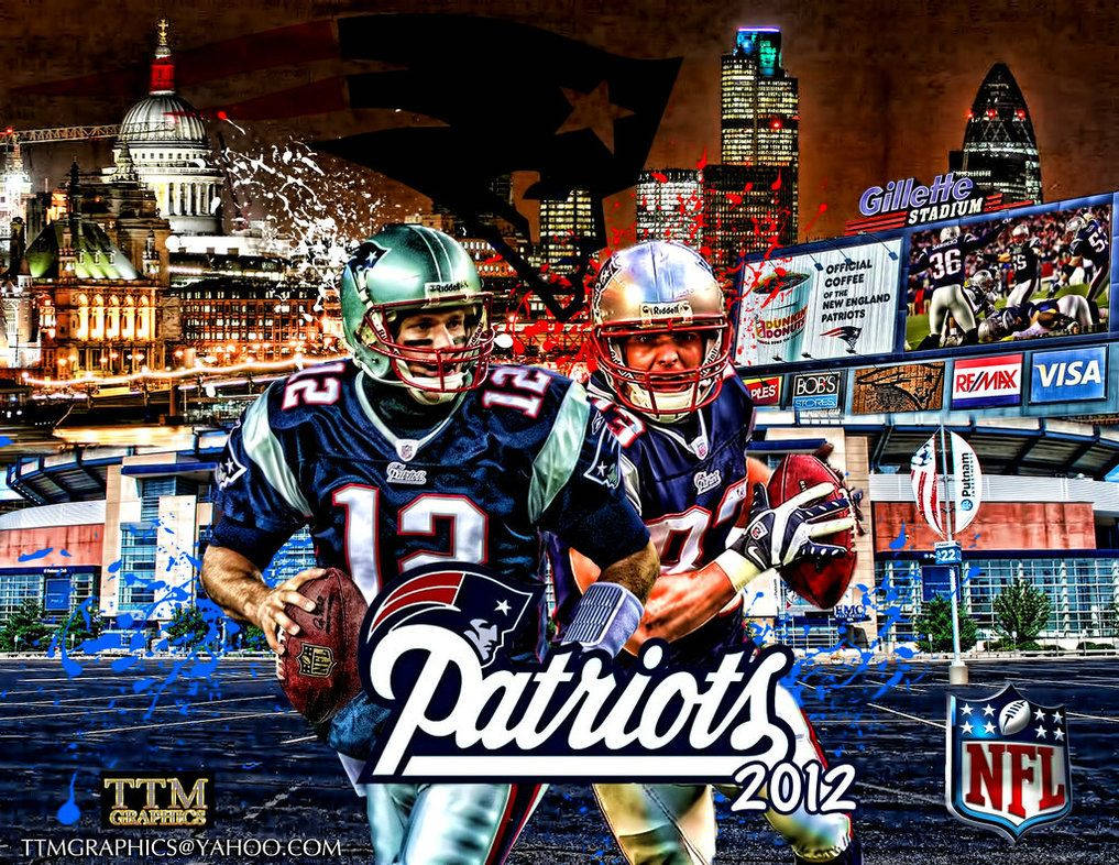 Patriots 桌布 壁紙 — 兩名新英格蘭愛國者隊美式足球運動員身穿運動裝備，在充滿活力的城市天際線背景下帶著足球奔跑。