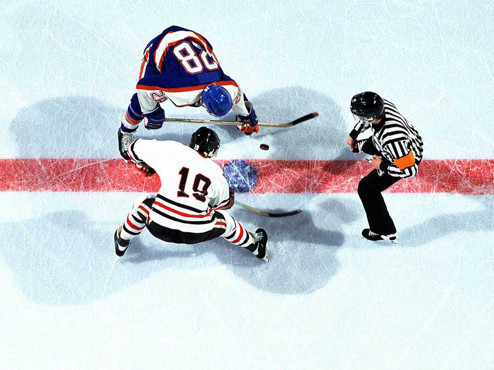 Cool Hockey 桌布 壁紙 — 兩名曲棍球運動員在冰上爭奪冰球，裁判在頭頂上方密切注視。
