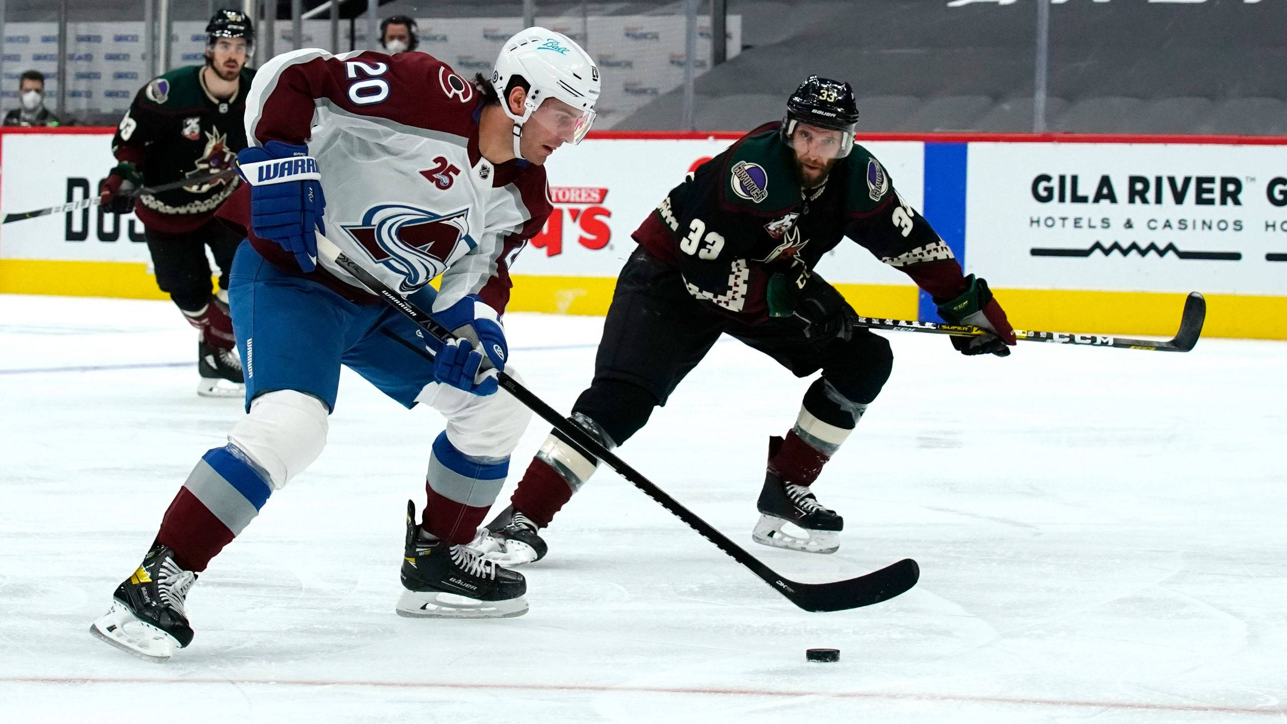 hockey 桌布 壁紙 — 兩名曲棍球運動員在燈光明亮的冰場上進行職業比賽時激烈爭奪冰球。