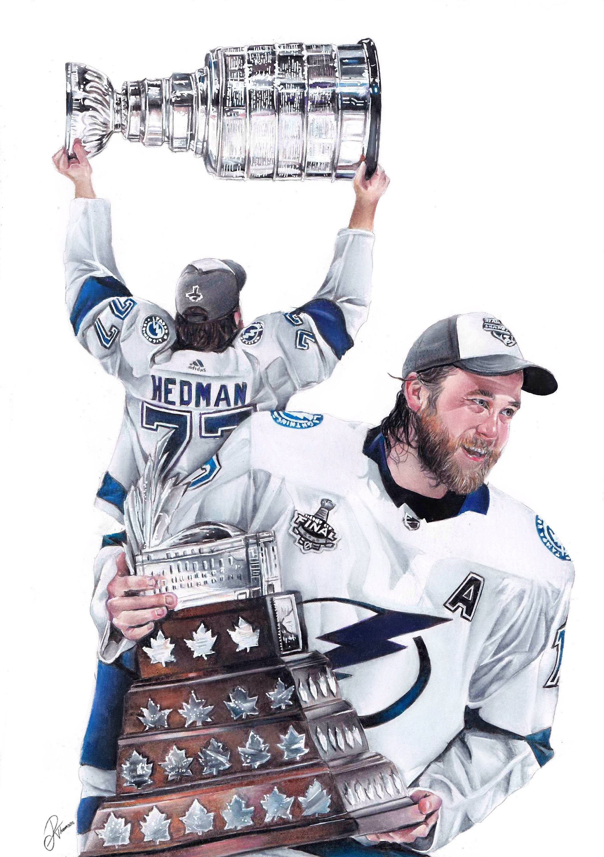 hockey 桌布 壁紙 — 兩名曲棍球運動員在純白背景下高舉史丹利盃和一個較小的獎盃，慶祝勝利。