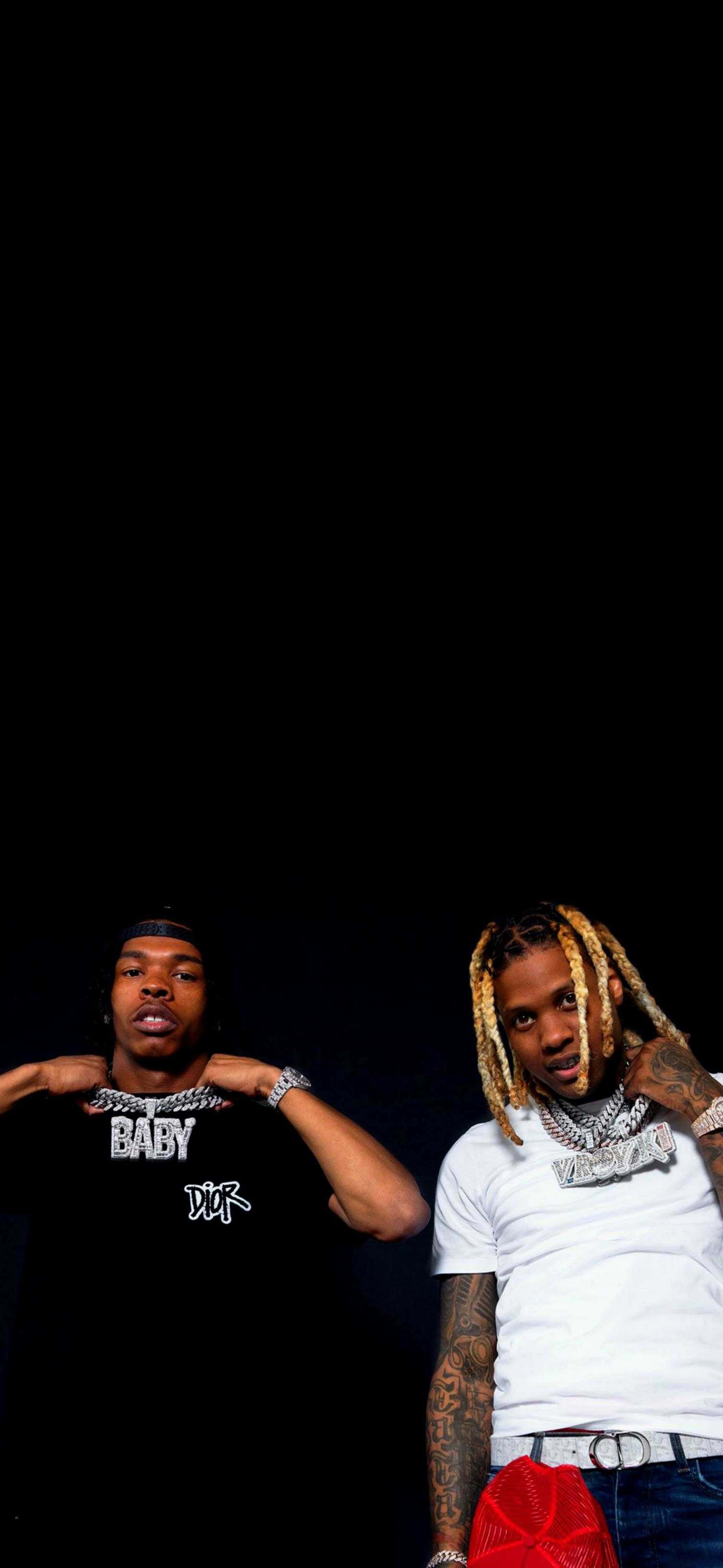 4K Rapper 桌布 壁紙 — 兩名有刺青和鏈條的男子在黑色背景前擺姿勢，一人穿黑衫，另一人穿白衫手持紅色包包。