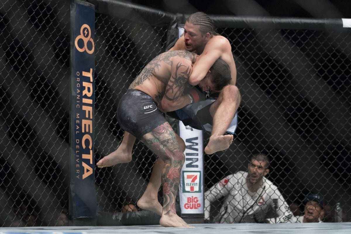 Brian Ortega 桌布 壁紙 — 兩名有刺青的MMA拳手在UFC比賽期間於八角籠內激烈纏鬥。